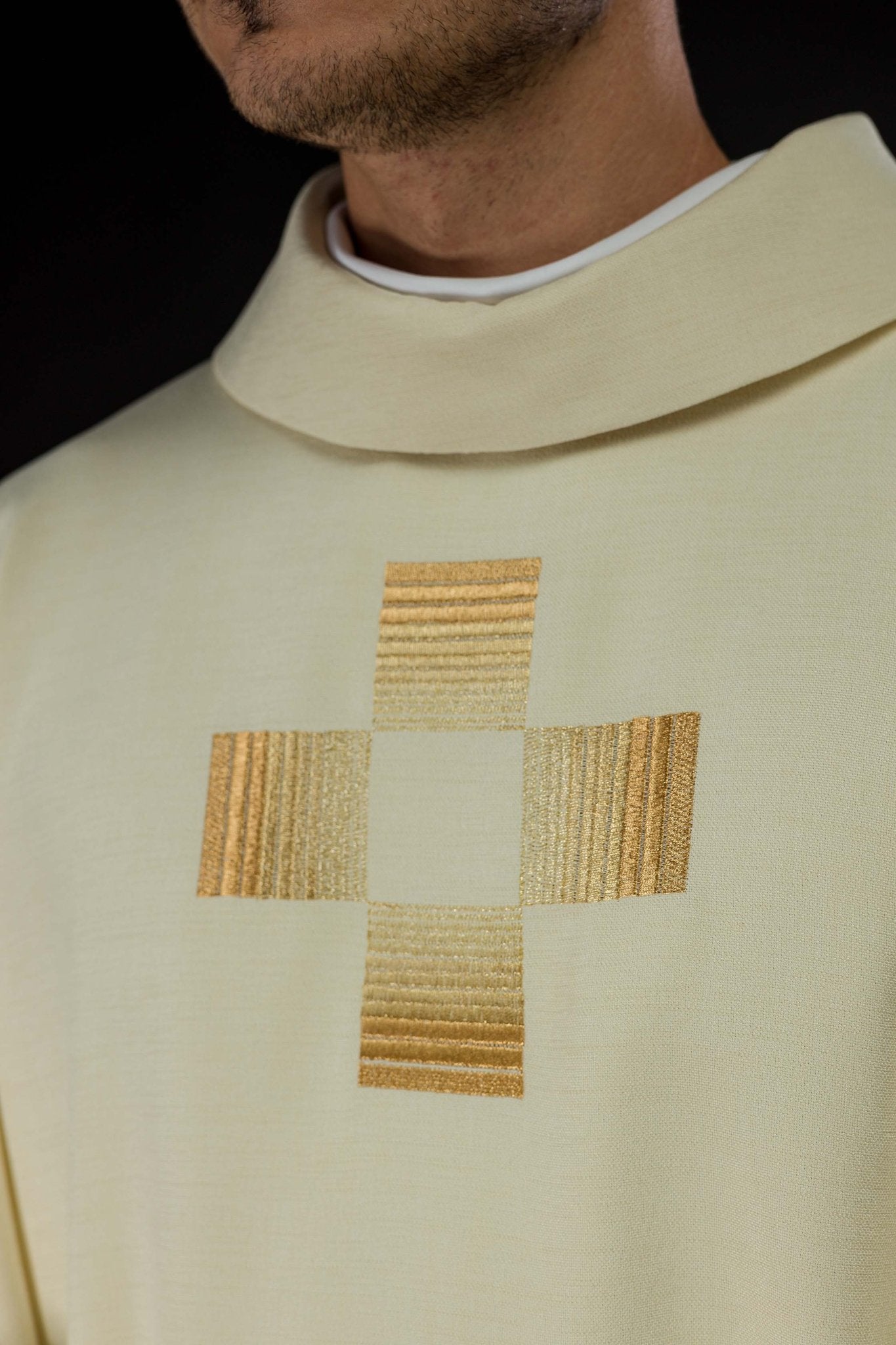 Chasuble avec croix brodées en or HA7011-05 ECRU - CHASUBLES.FR