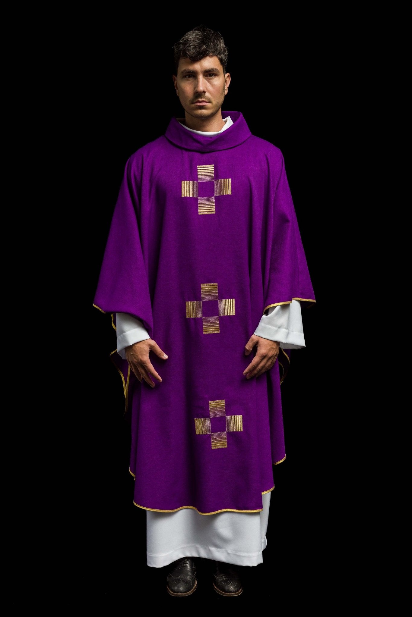 Chasuble avec croix brodées en violet HA7011-03 FIOLET - CHASUBLES.FR