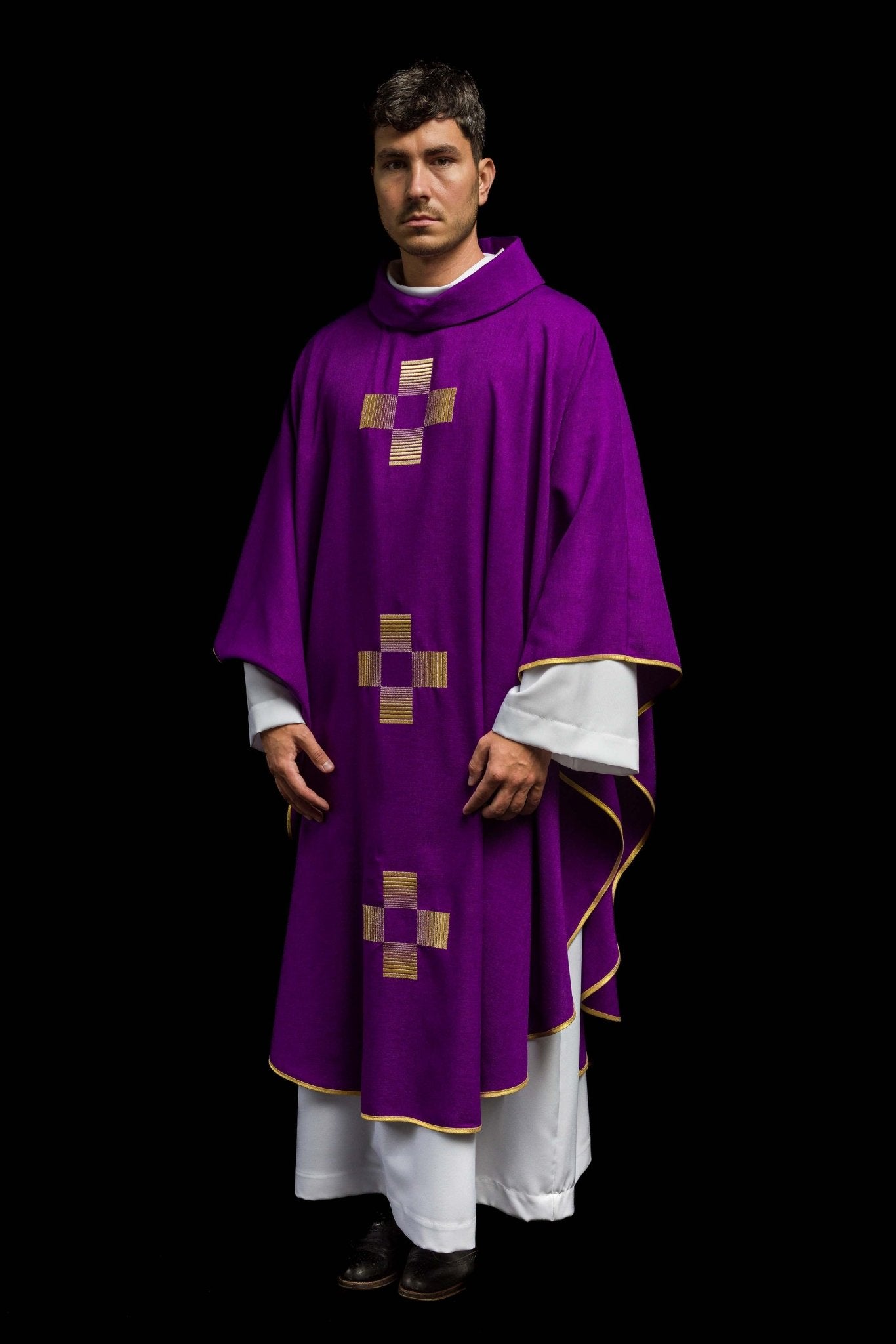 Chasuble avec croix brodées en violet HA7011-03 FIOLET - CHASUBLES.FR