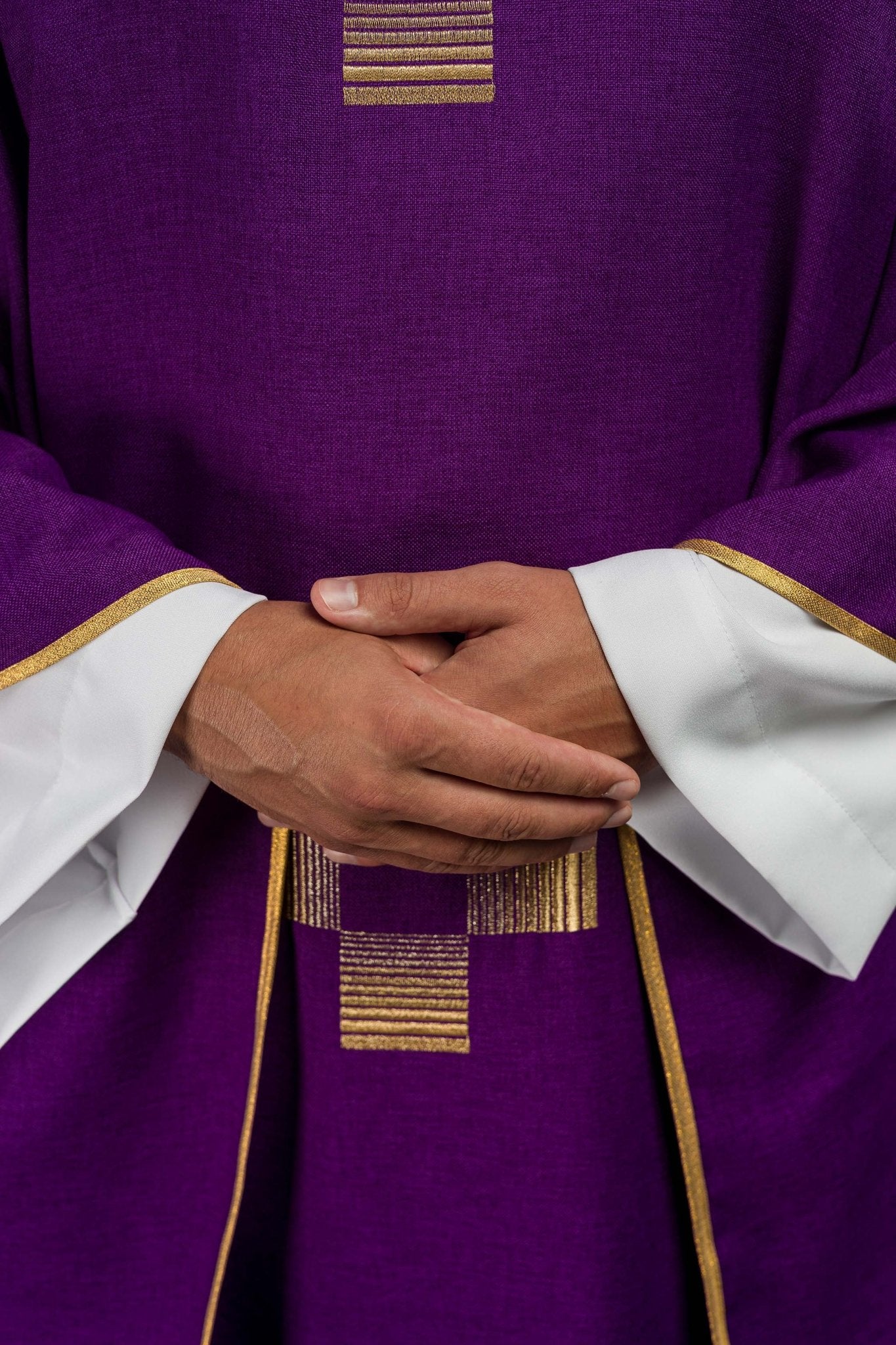 Chasuble avec croix brodées en violet HA7011-03 FIOLET - CHASUBLES.FR