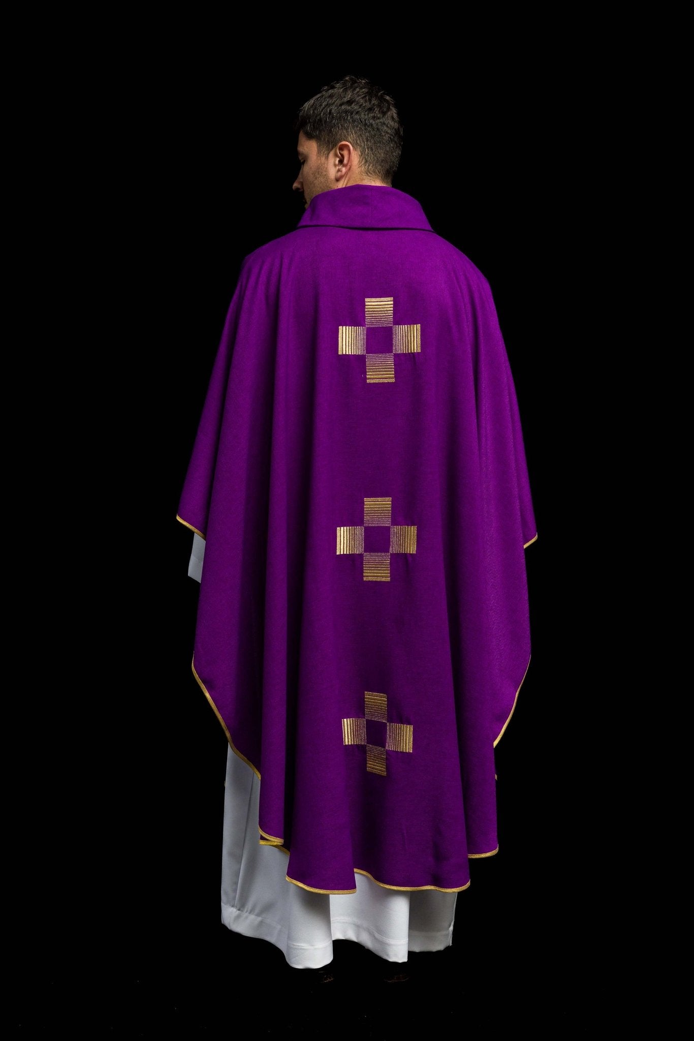 Chasuble avec croix brodées en violet HA7011-03 FIOLET - CHASUBLES.FR