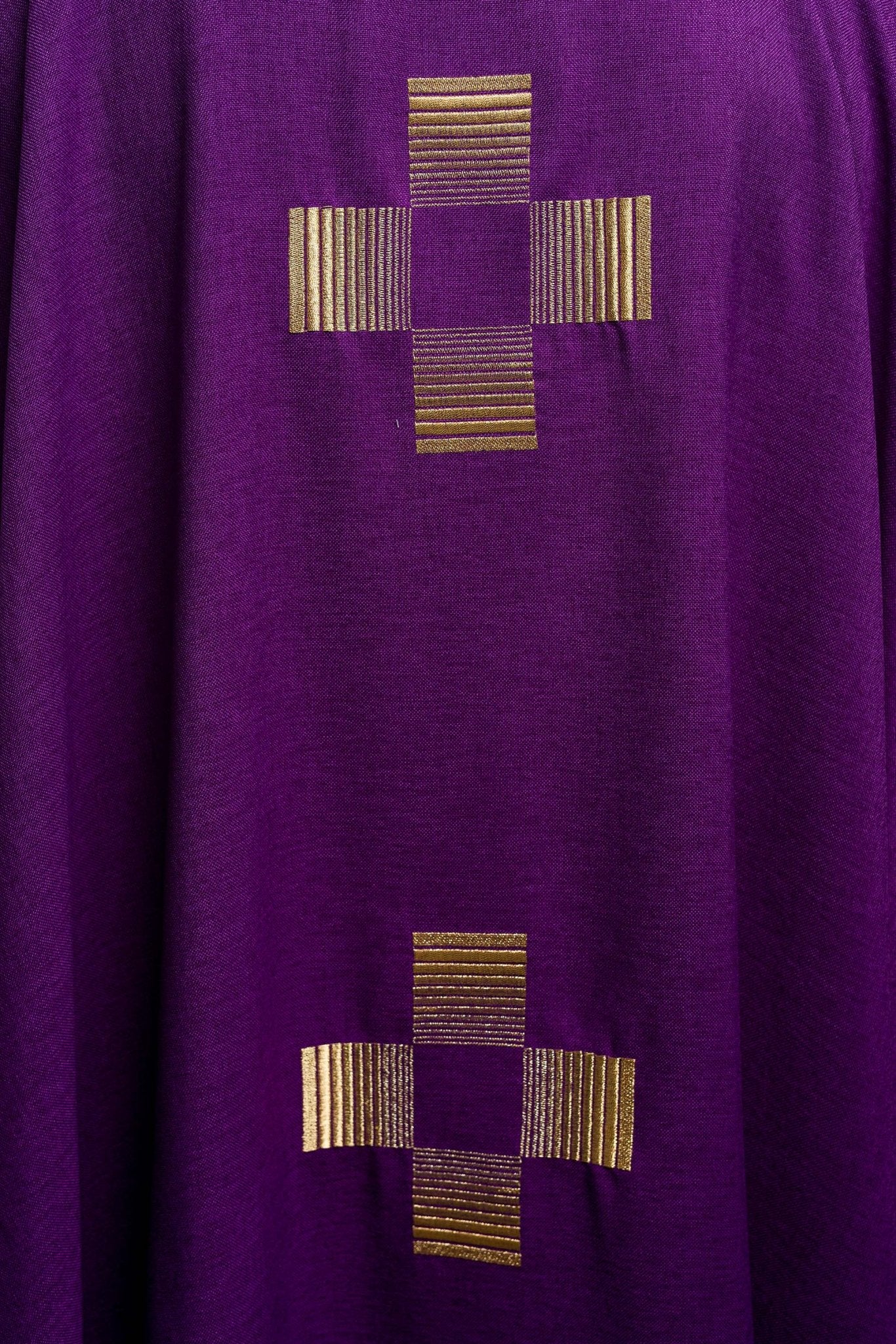 Chasuble avec croix brodées en violet HA7011-03 FIOLET - CHASUBLES.FR