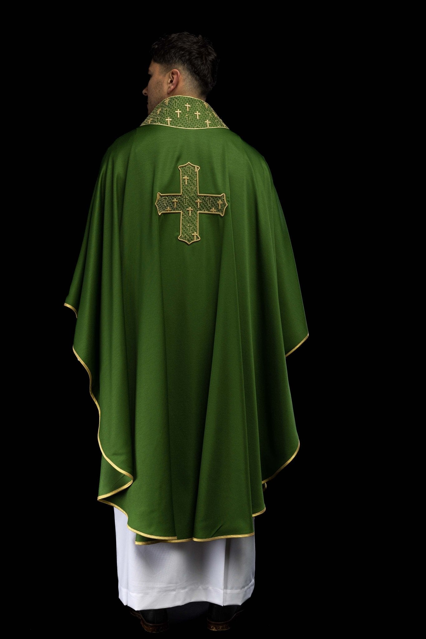 Chasuble avec croix et col richement brodés en vert S-7061-01-53 - CHASUBLES.FR