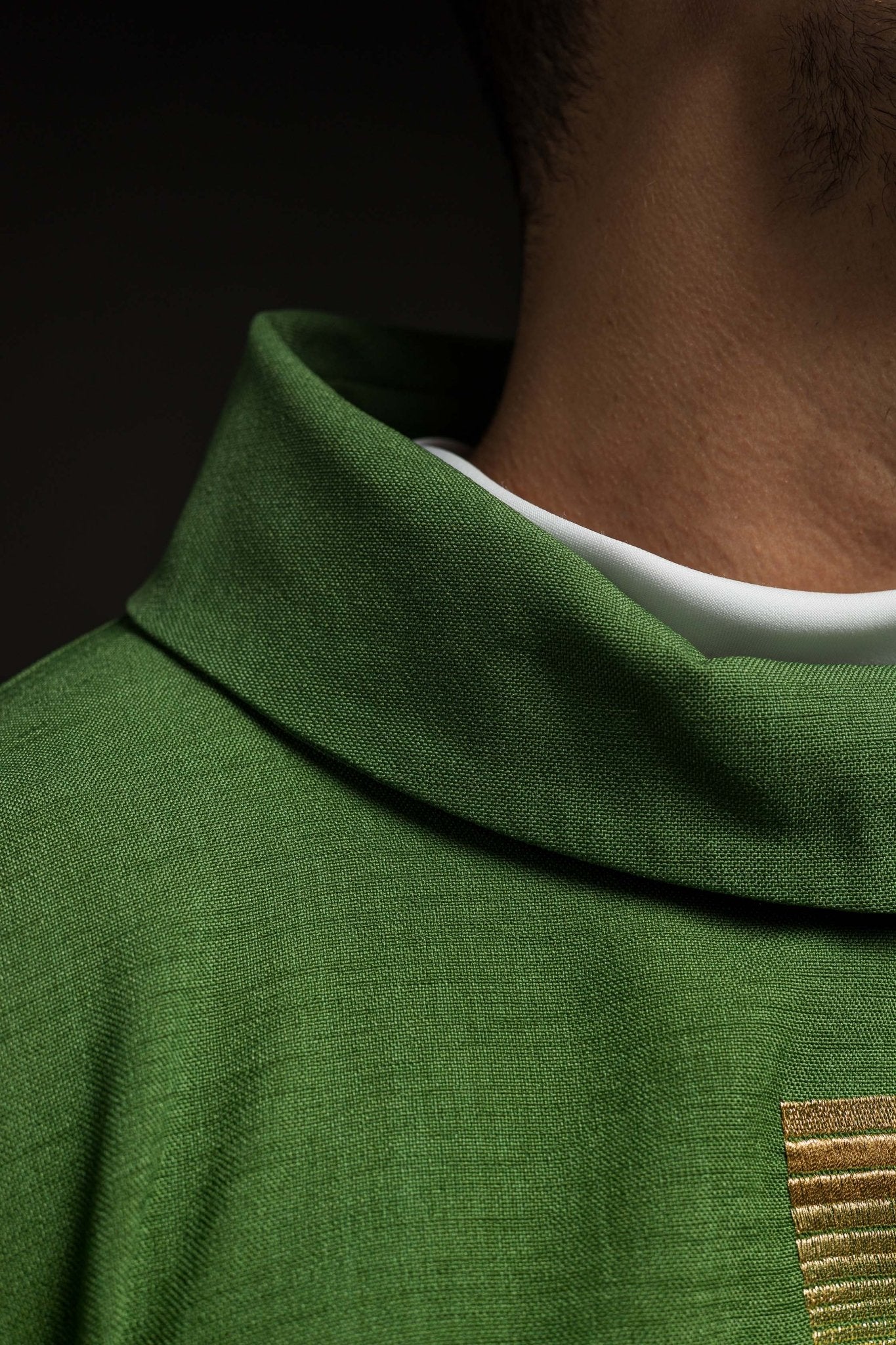 Chasuble avec des Croix brodées en vert HA7011-01 ZIELONY - CHASUBLES.FR