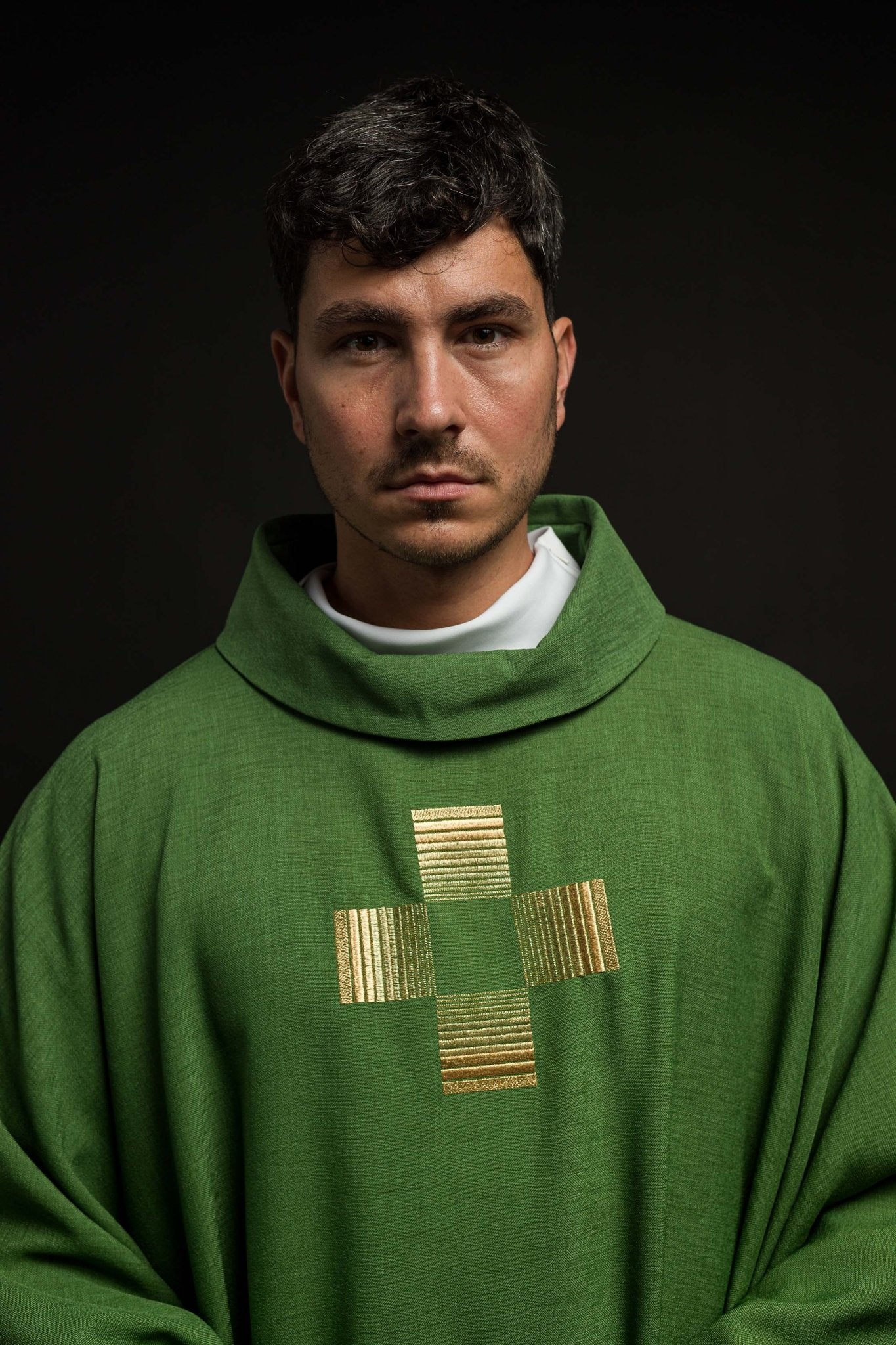 Chasuble avec des Croix brodées en vert HA7011-01 ZIELONY - CHASUBLES.FR
