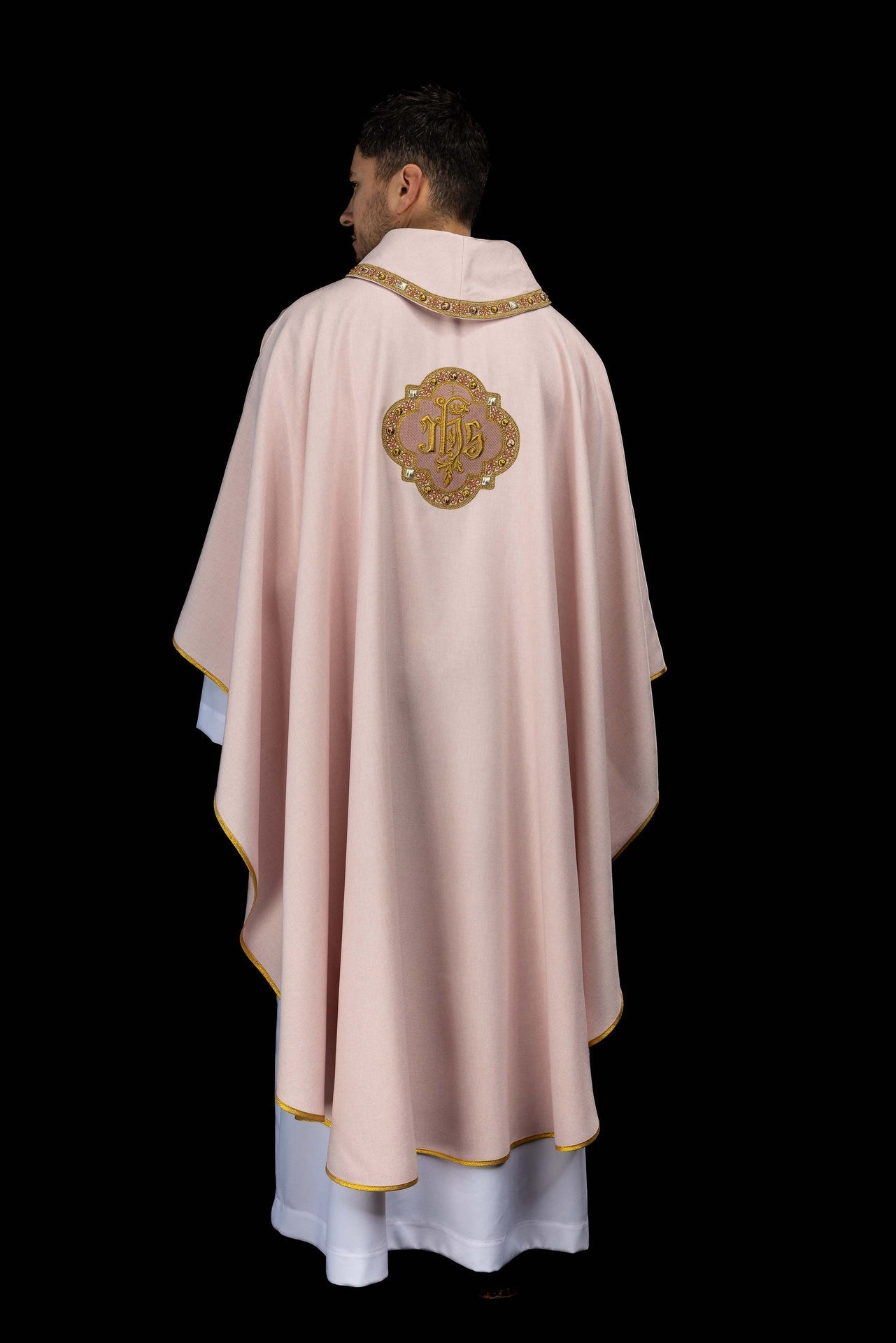 Chasuble avec galon rose autour de la broderie IHS et du col S-7073-08-70 - CHASUBLES.FR