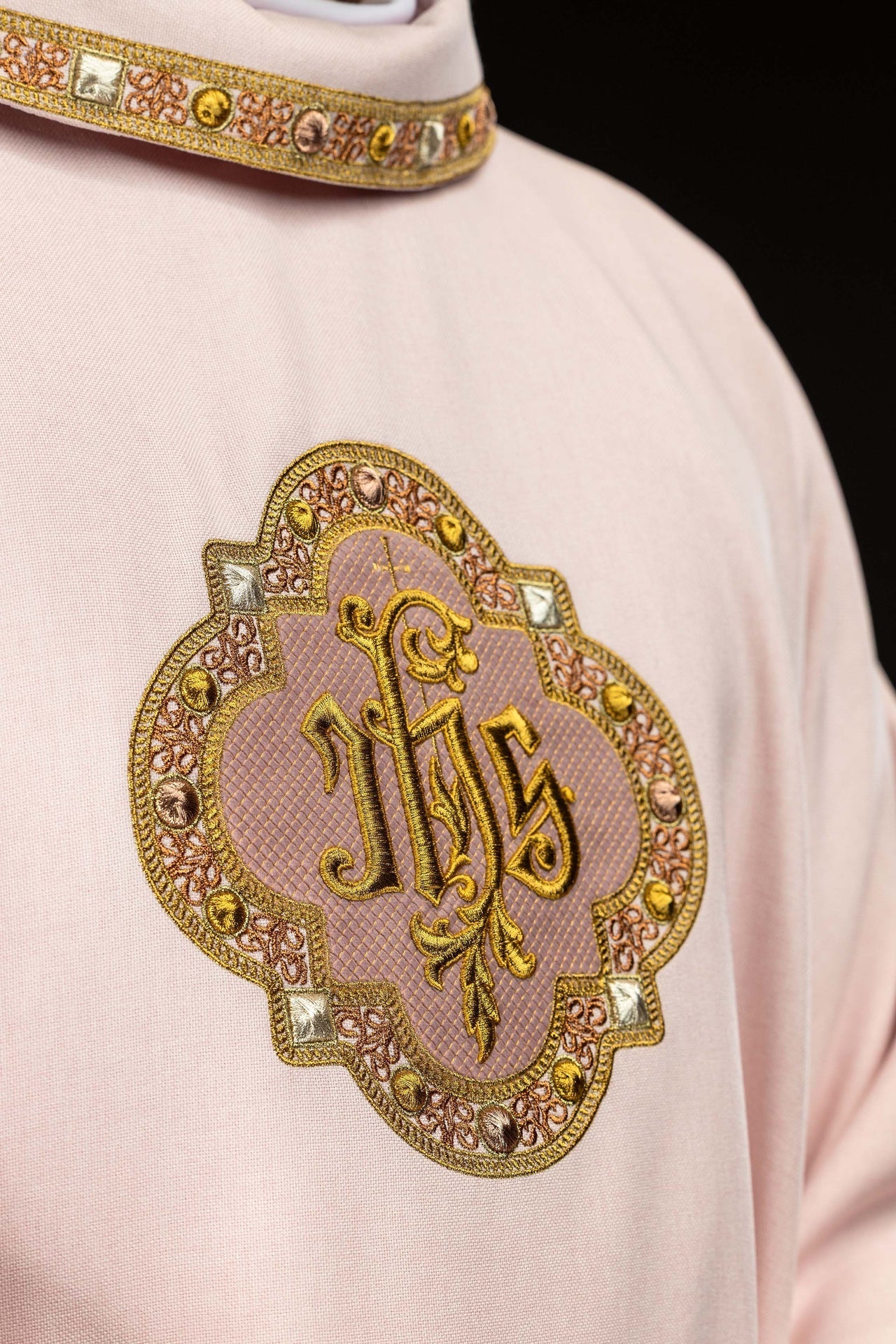 Chasuble avec galon rose autour de la broderie IHS et du col S-7073-08-70 - CHASUBLES.FR