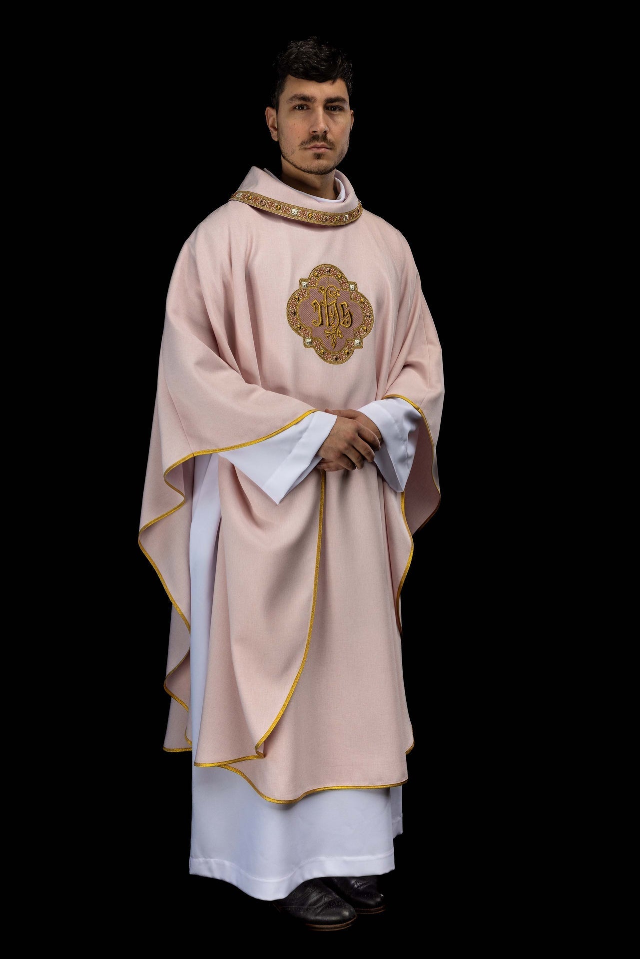Chasuble avec galon rose autour de la broderie IHS et du col S-7073-08-70 - CHASUBLES.FR