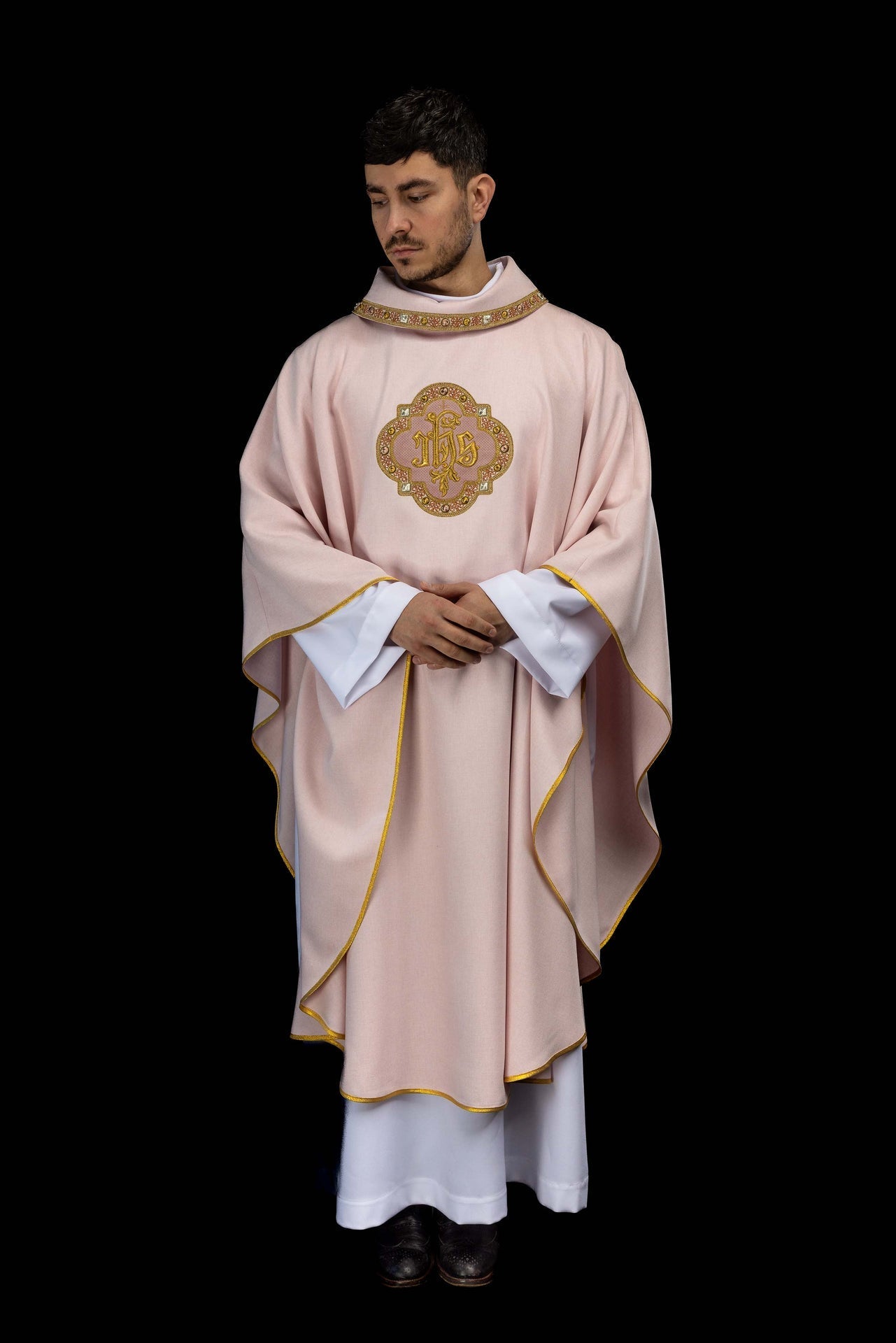 Chasuble avec galon rose autour de la broderie IHS et du col S-7073-08-70 - CHASUBLES.FR
