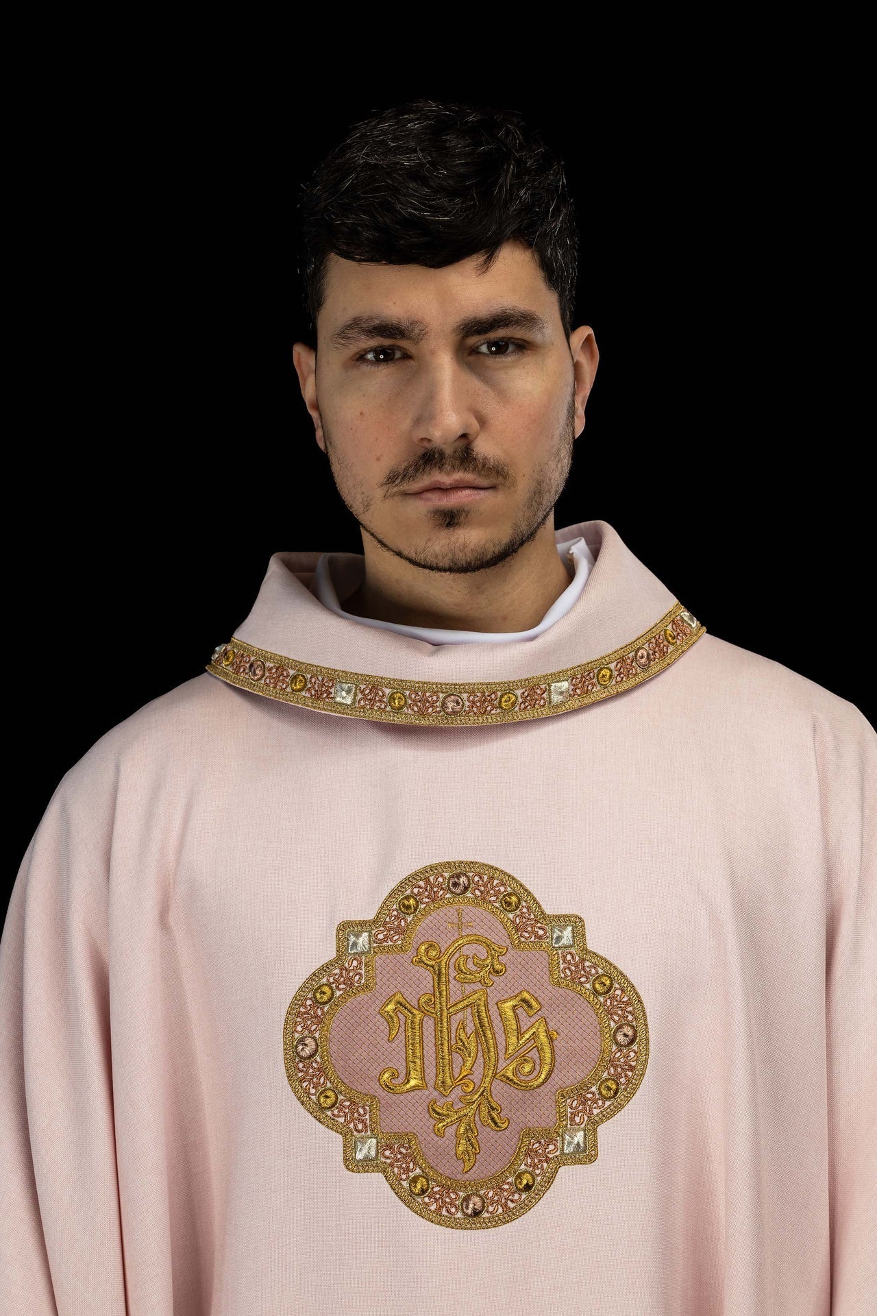 Chasuble avec galon rose autour de la broderie IHS et du col S-7073-08-70 - CHASUBLES.FR