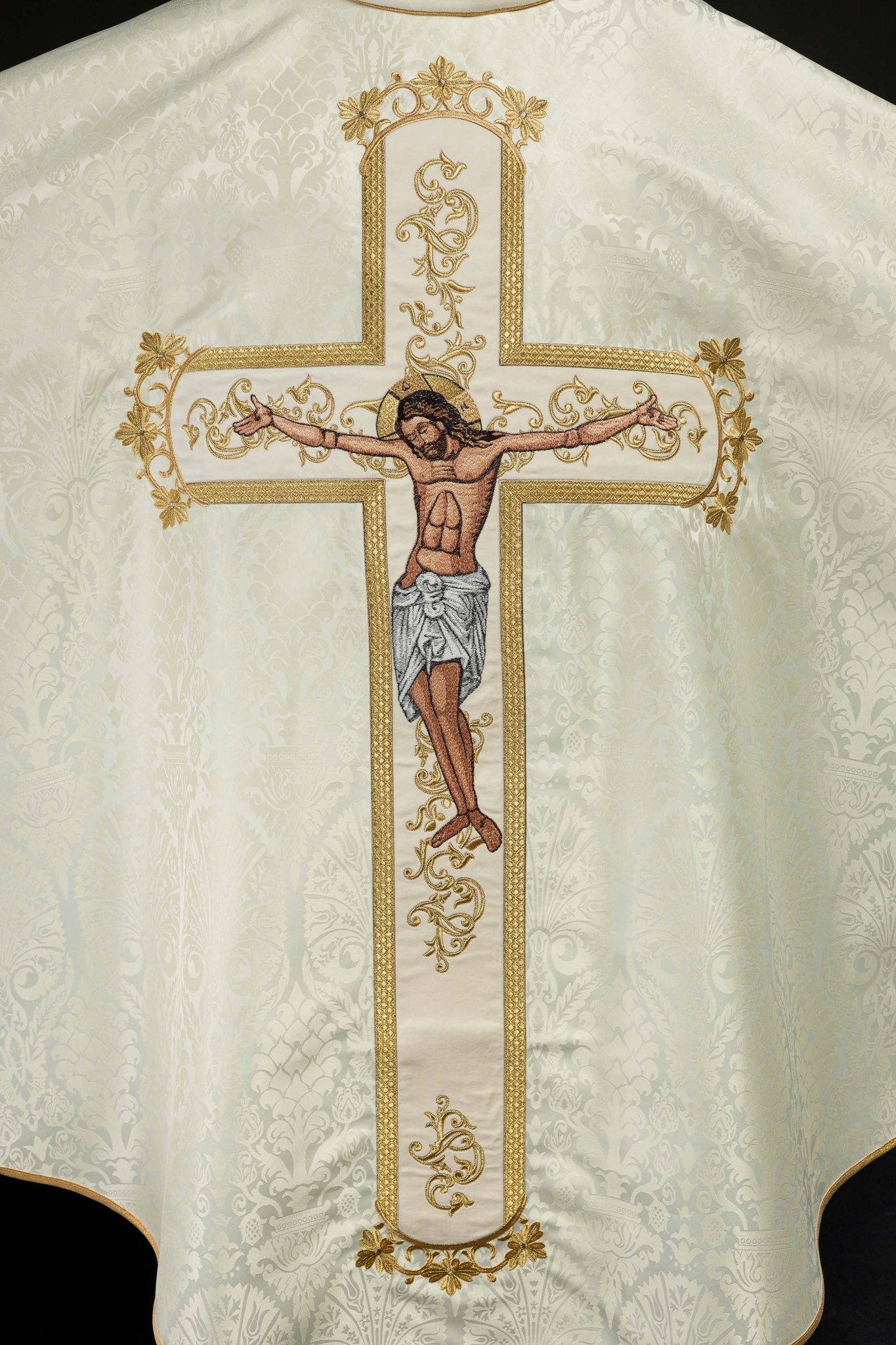 Chasuble avec l'image de Jésus-Christ en croix en écru KOR/190/05/83/PA ECRU - CHASUBLES.FR