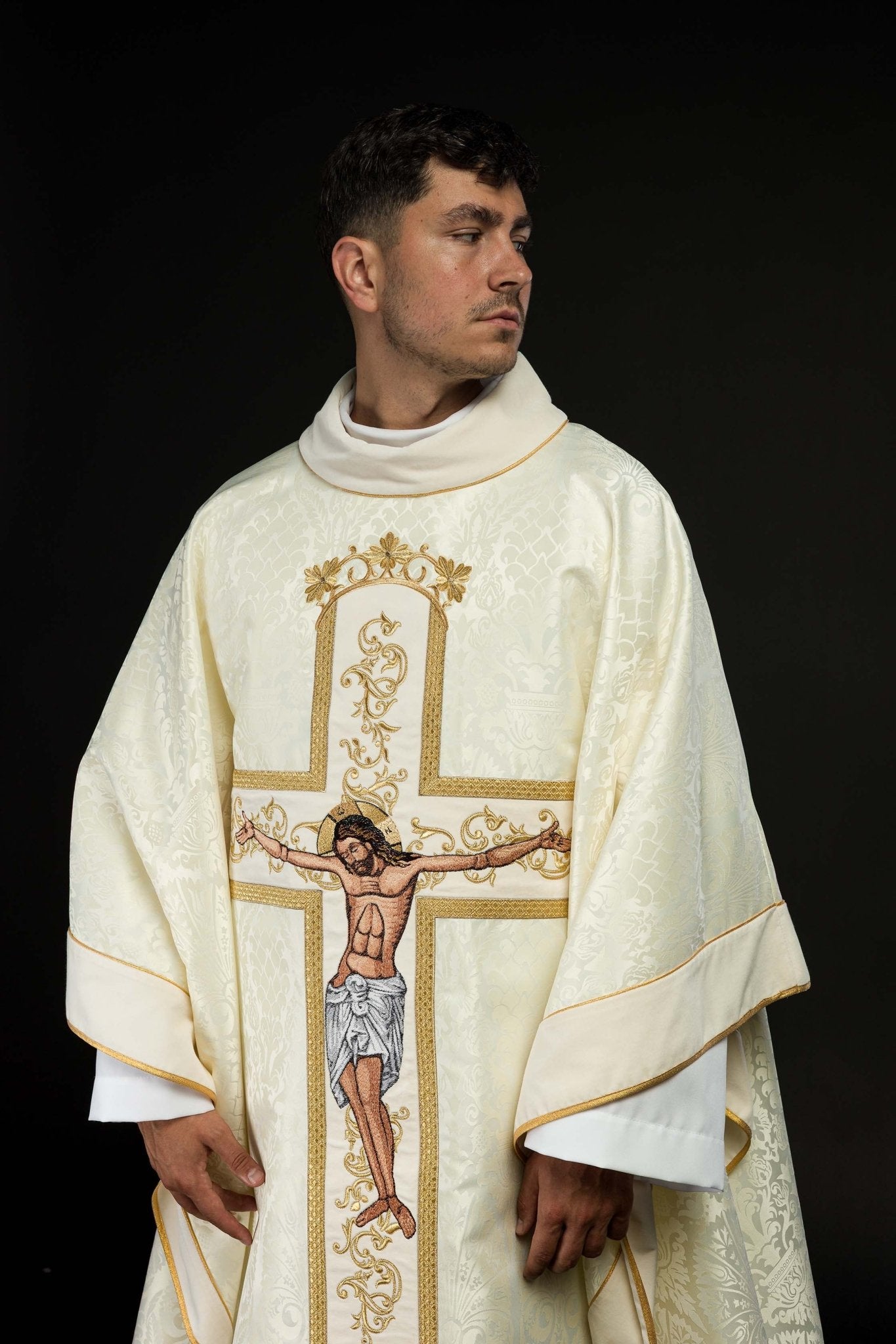 Chasuble avec l'image de Jésus-Christ en croix en écru KOR/190/05/83/PA ECRU - CHASUBLES.FR