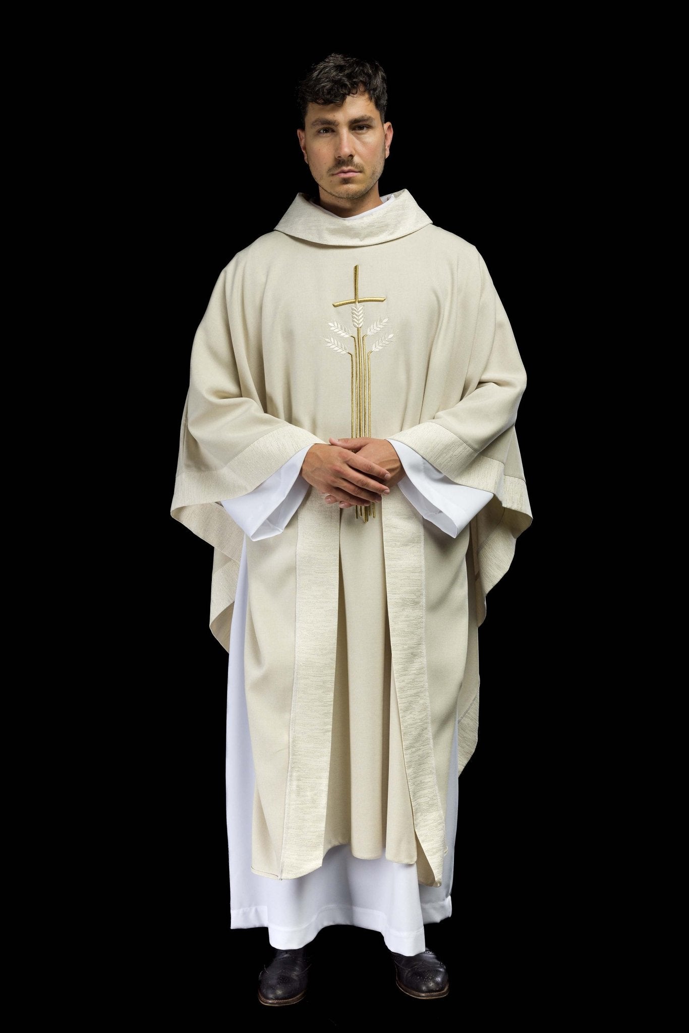 Chasuble avec motif de croix, d'oreilles et de poissons S-7063-05-70 - CHASUBLES.FR