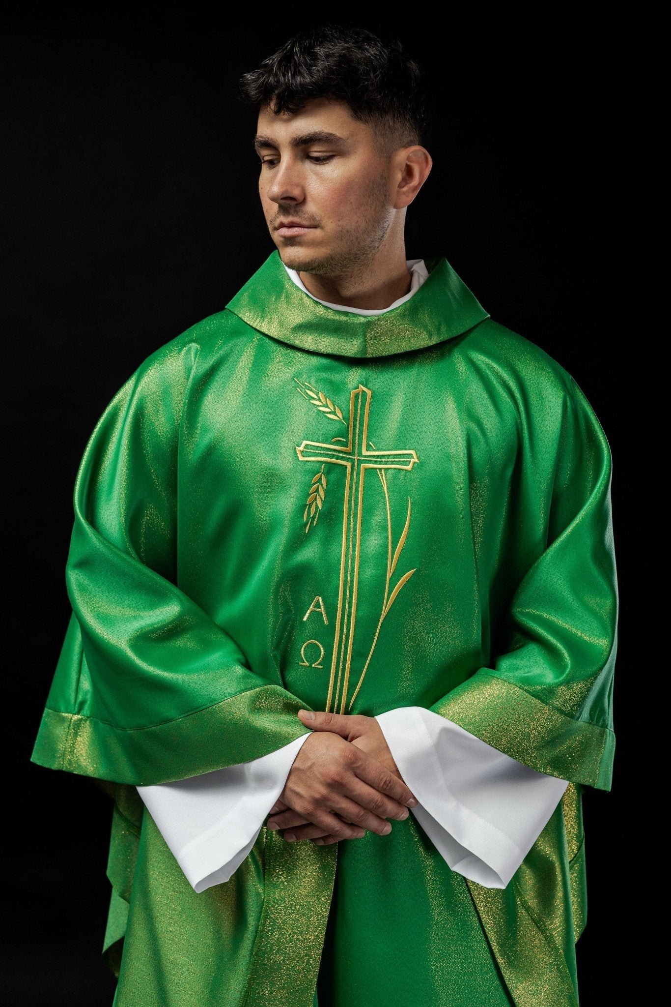 Chasuble avec motif de croix et d'oreilles en vert S - 7052 - 01 - 54 - CHASUBLES.FR