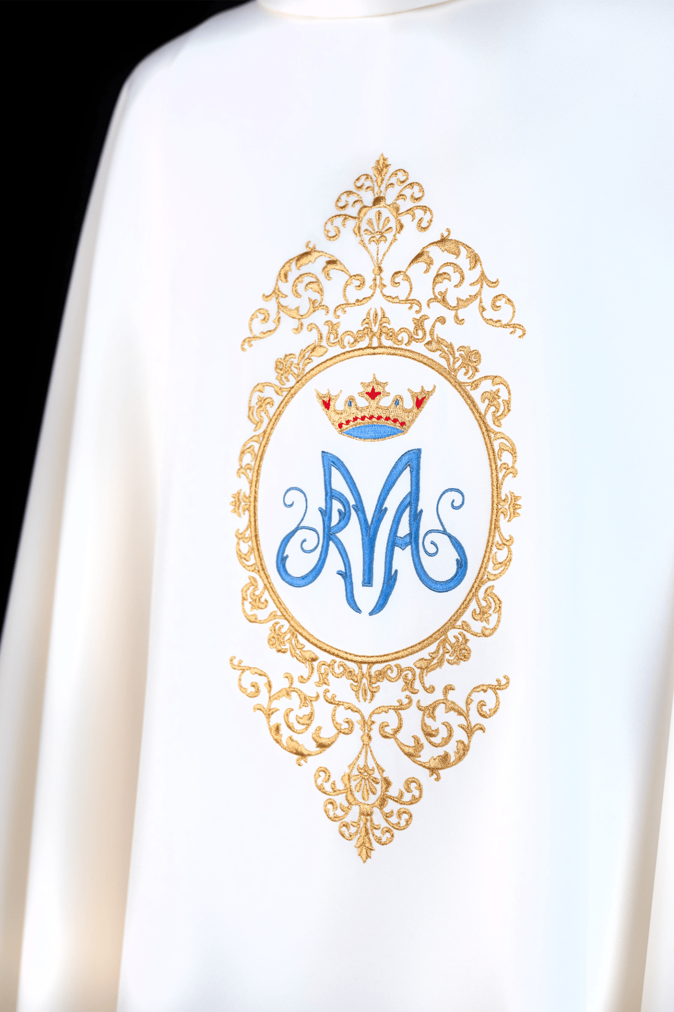 Chasuble avec motif marial entouré de broderies dorée KOR/232/05/12 ECRU - CHASUBLES.FR