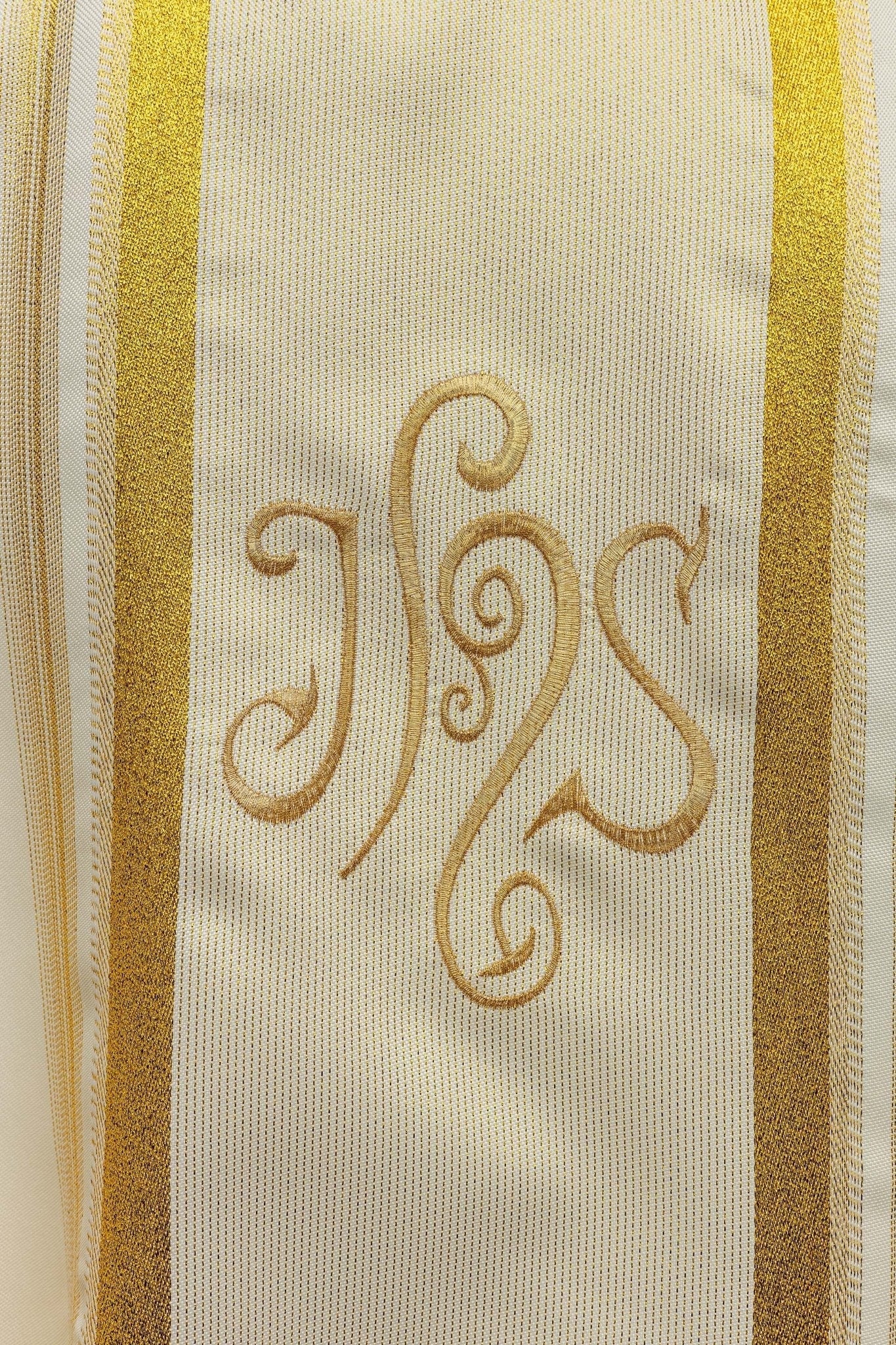 Chasuble avec riche dorure et motif IHS KOR/183/05/27 ECRU - CHASUBLES.FR