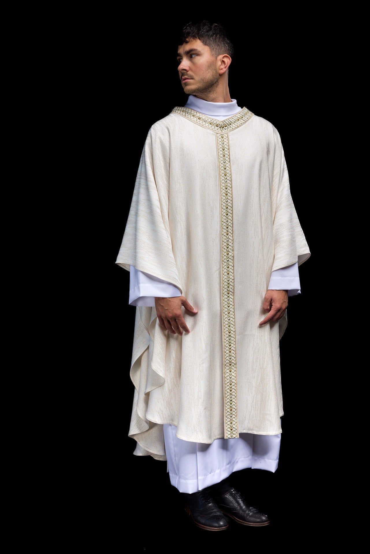 Chasuble blanche avec bande et col brodés LE/7033/05 - CHASUBLES.FR