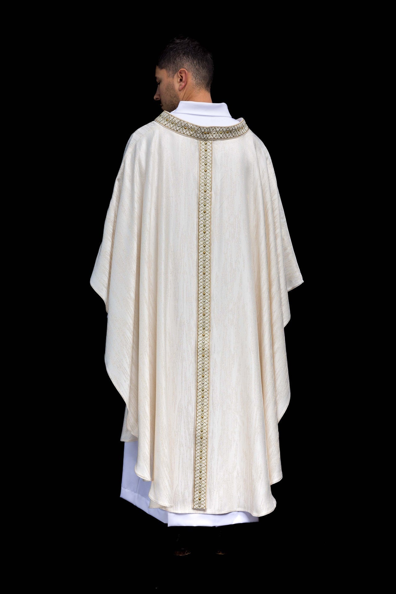 Chasuble blanche avec bande et col brodés LE/7033/05 - CHASUBLES.FR