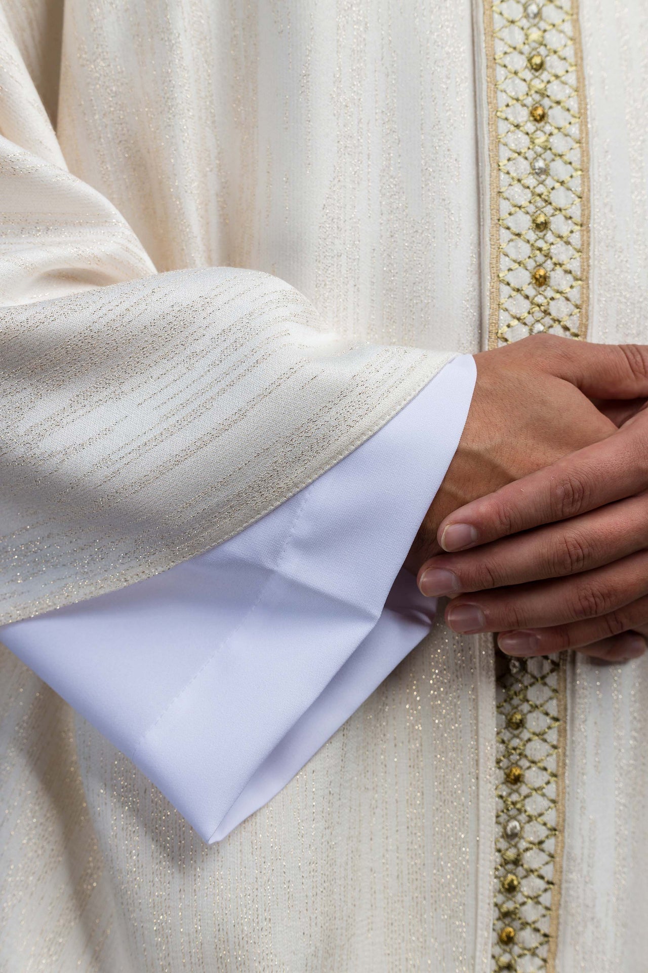 Chasuble blanche avec bande et col brodés LE/7033/05 - CHASUBLES.FR