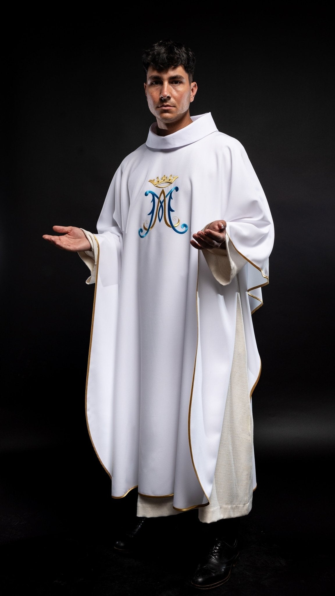 Chasuble blanche brodée d'un motif marial KOR/090/04/12 BIAŁY - CHASUBLES.FR