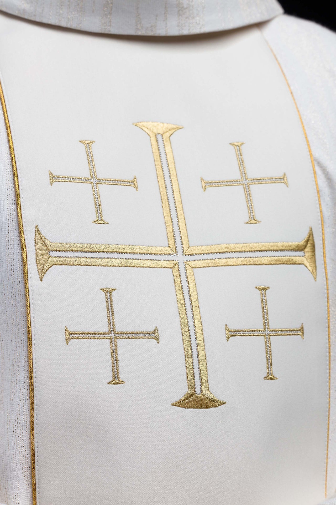 Chasuble brodée avec bande et Croix de Jérusalem – Écrue KOR/972/05/99 - CHASUBLES.FR