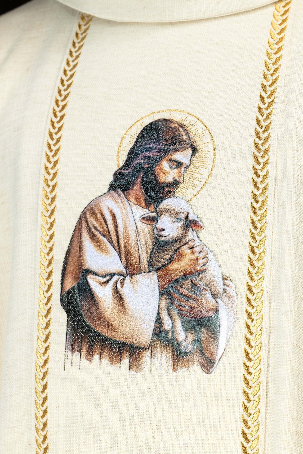 Chasuble brodée avec bande et image de Jésus Bon Pasteur avec un agneau couleur écru KOW2/022/05/49 - CHASUBLES.FR