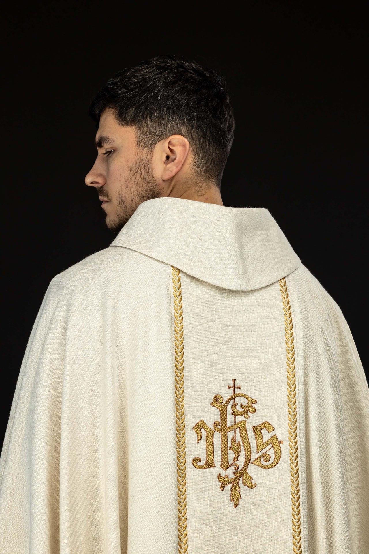 Chasuble brodée avec bande et image de Jésus Bon Pasteur avec un agneau couleur écru KOW2/022/05/49 - CHASUBLES.FR
