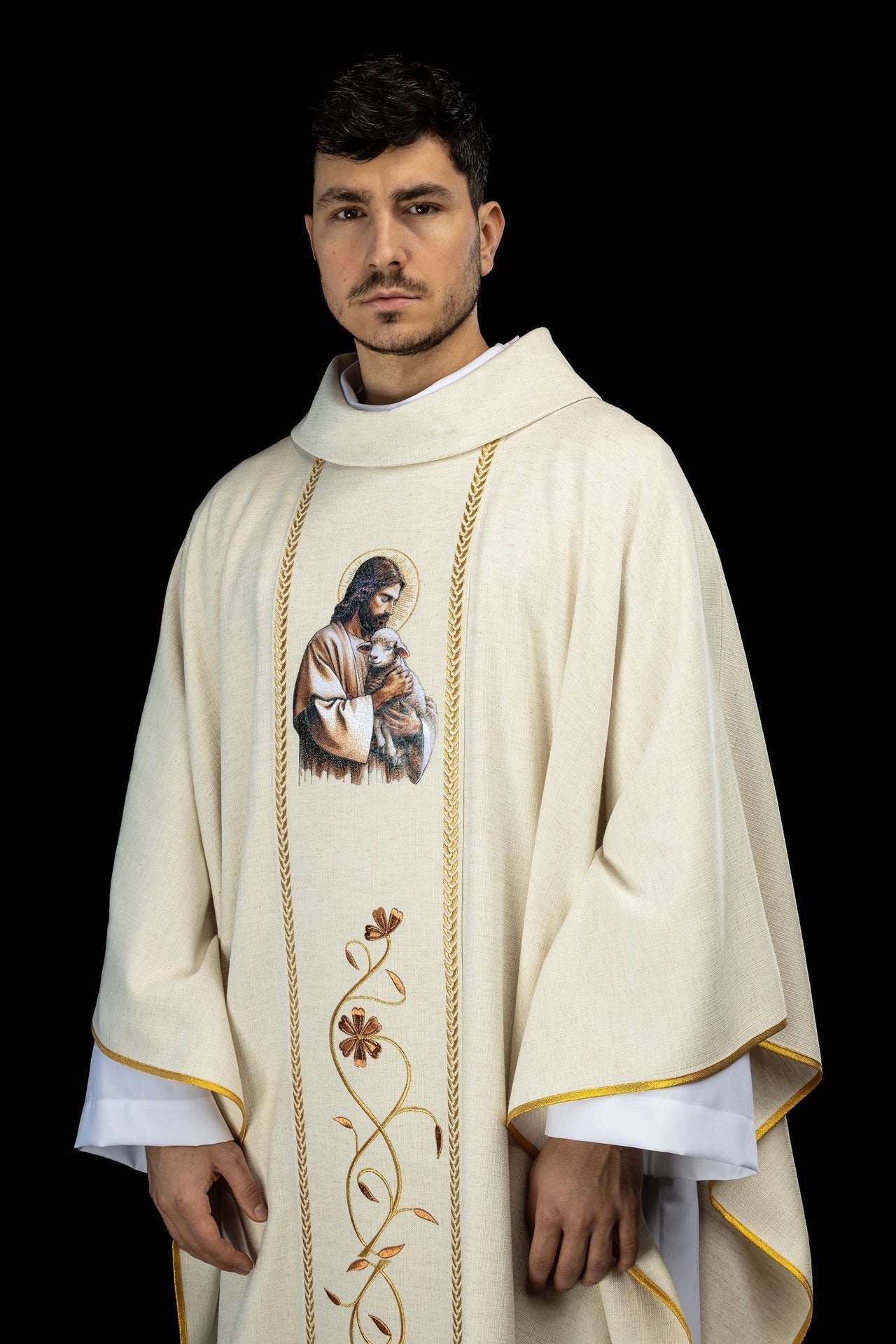 Chasuble brodée avec bande et image de Jésus Bon Pasteur avec un agneau couleur écru KOW2/022/05/49 - CHASUBLES.FR