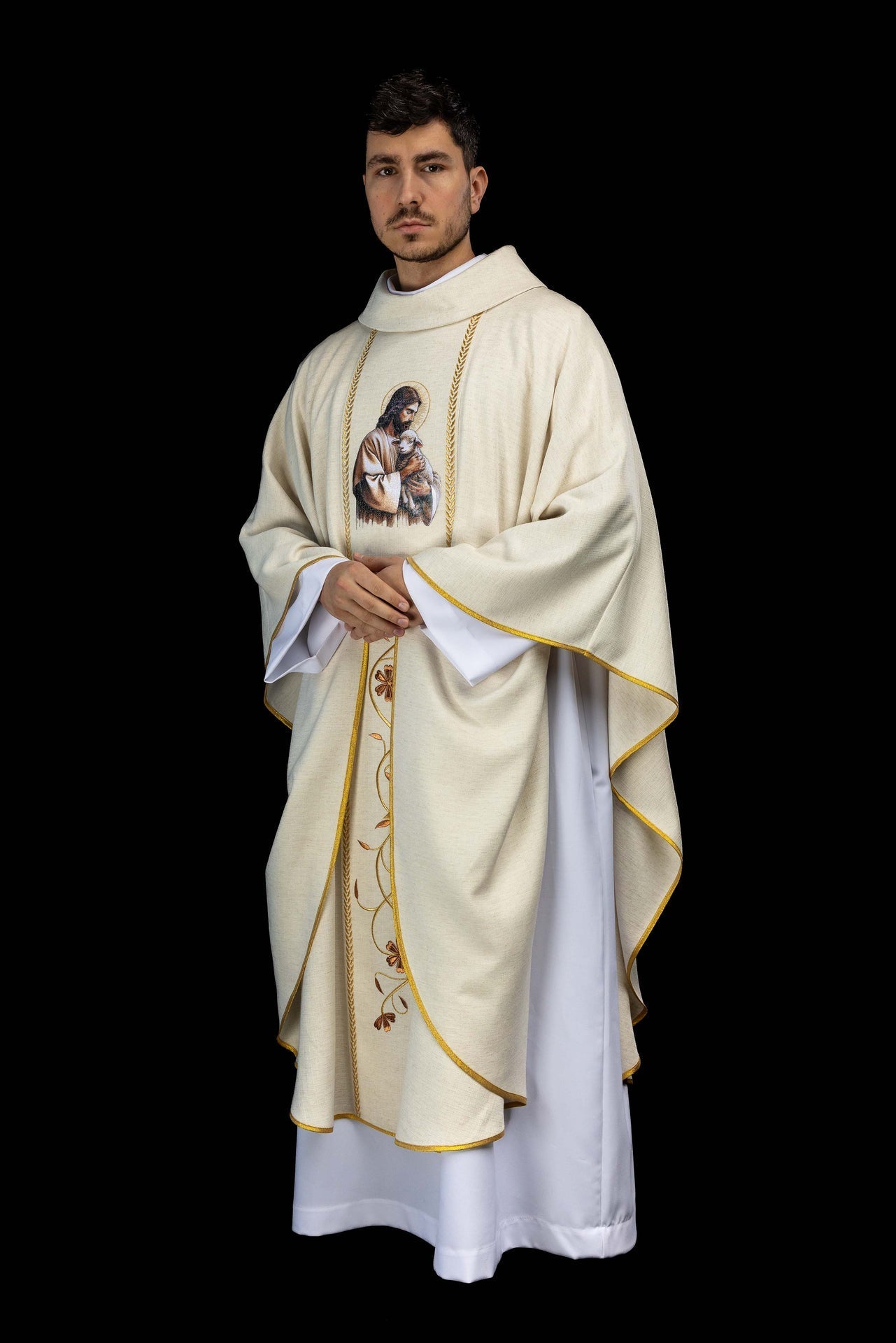 Chasuble brodée avec bande et image de Jésus Bon Pasteur avec un agneau couleur écru KOW2/022/05/49 - CHASUBLES.FR