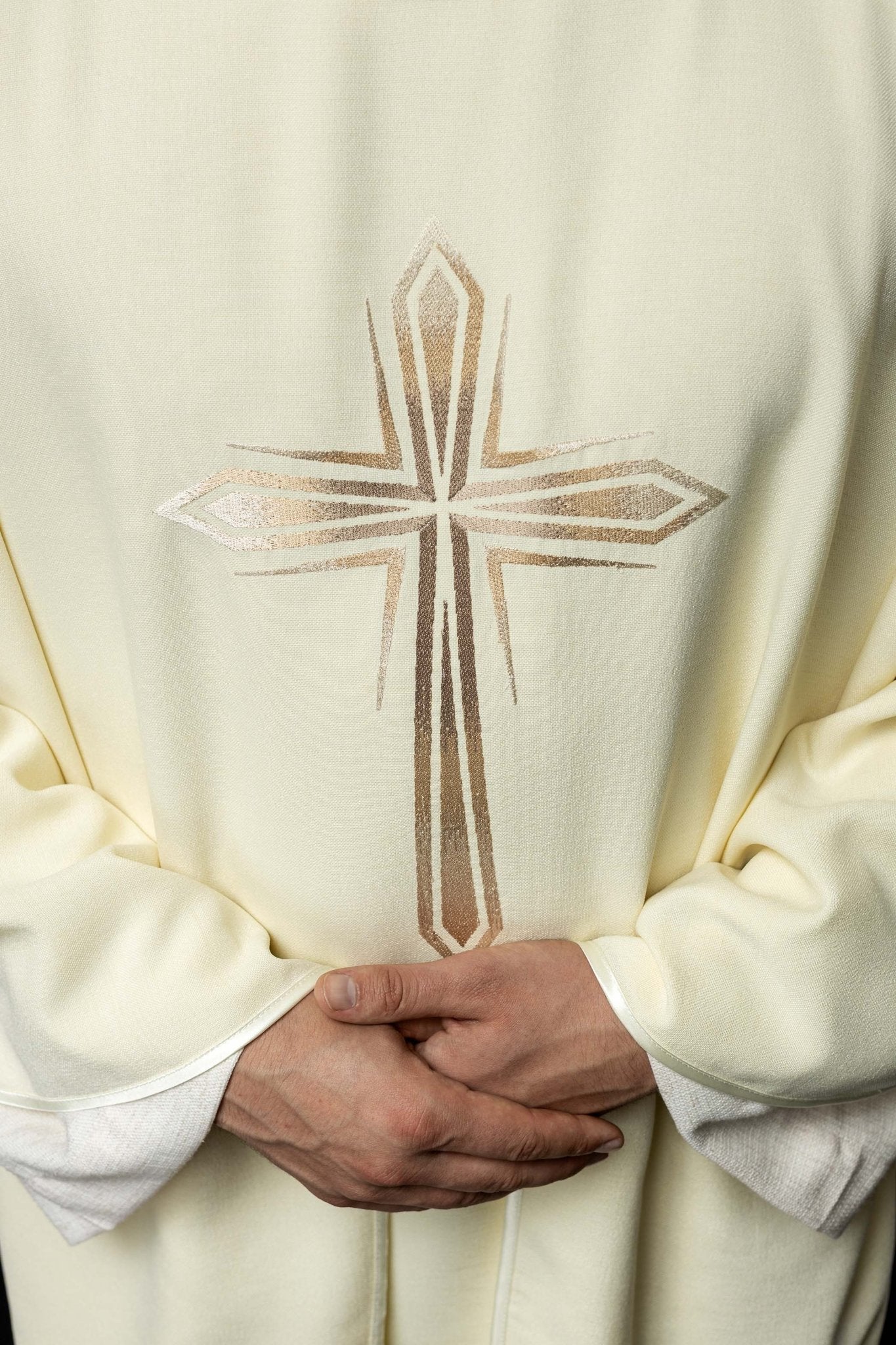 Chasuble brodée avec le motif de la Croix couleur écru HA7034 - 05 ECRU - CHASUBLES.FR