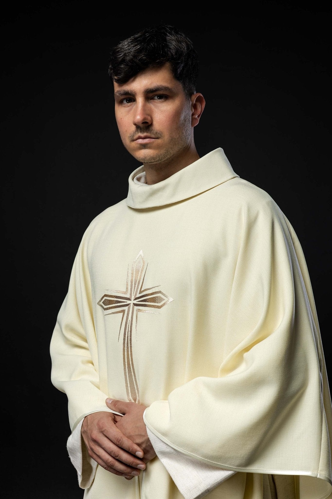 Chasuble brodée avec le motif de la Croix couleur écru HA7034 - 05 ECRU - CHASUBLES.FR