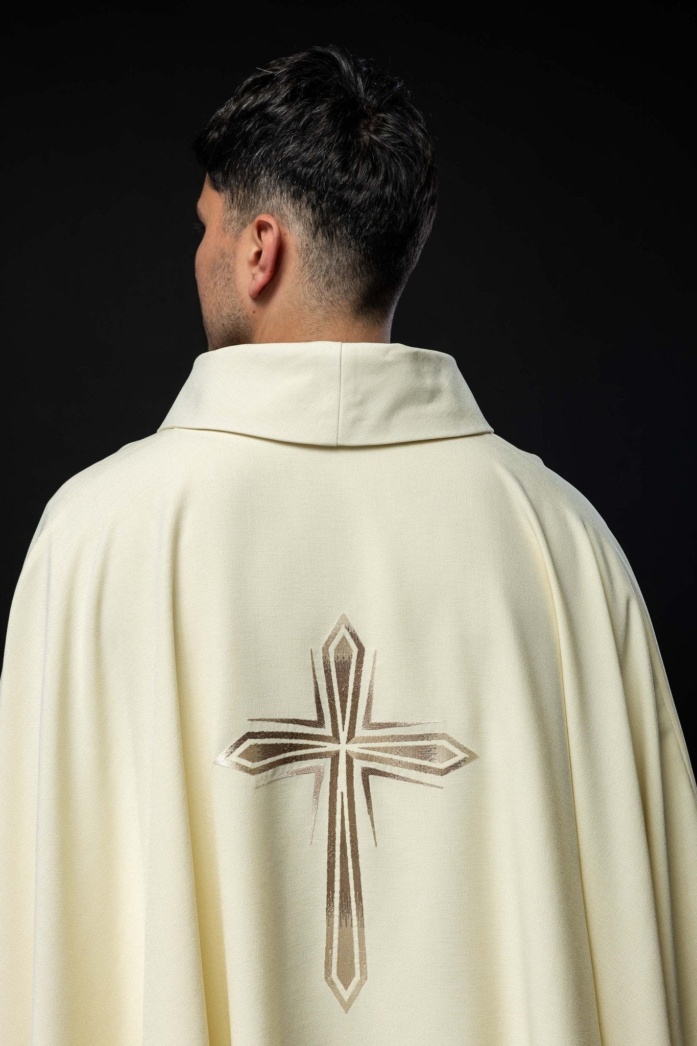 Chasuble brodée avec le motif de la Croix couleur écru HA7034 - 05 ECRU - CHASUBLES.FR