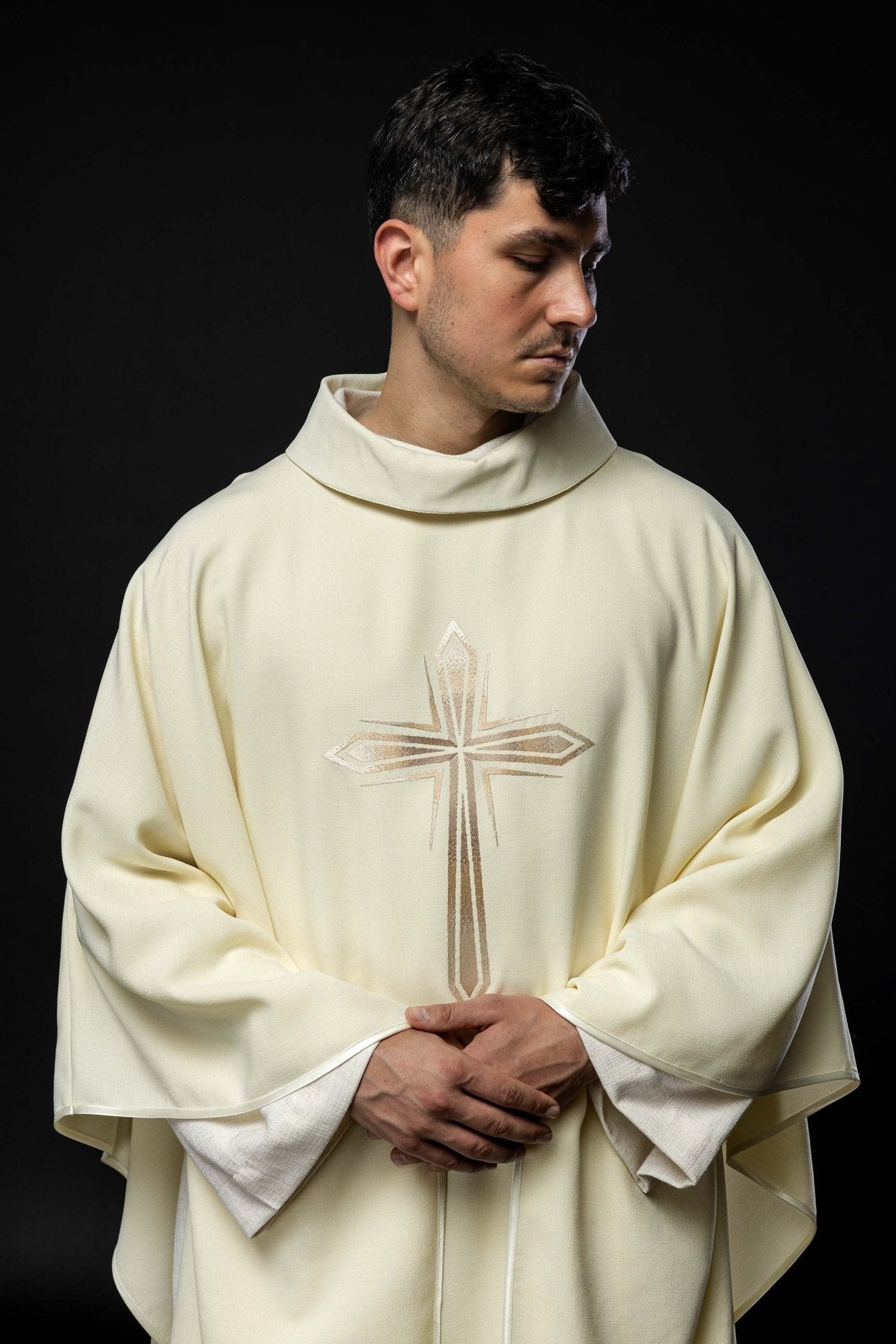 Chasuble brodée avec le motif de la Croix couleur écru HA7034 - 05 ECRU - CHASUBLES.FR