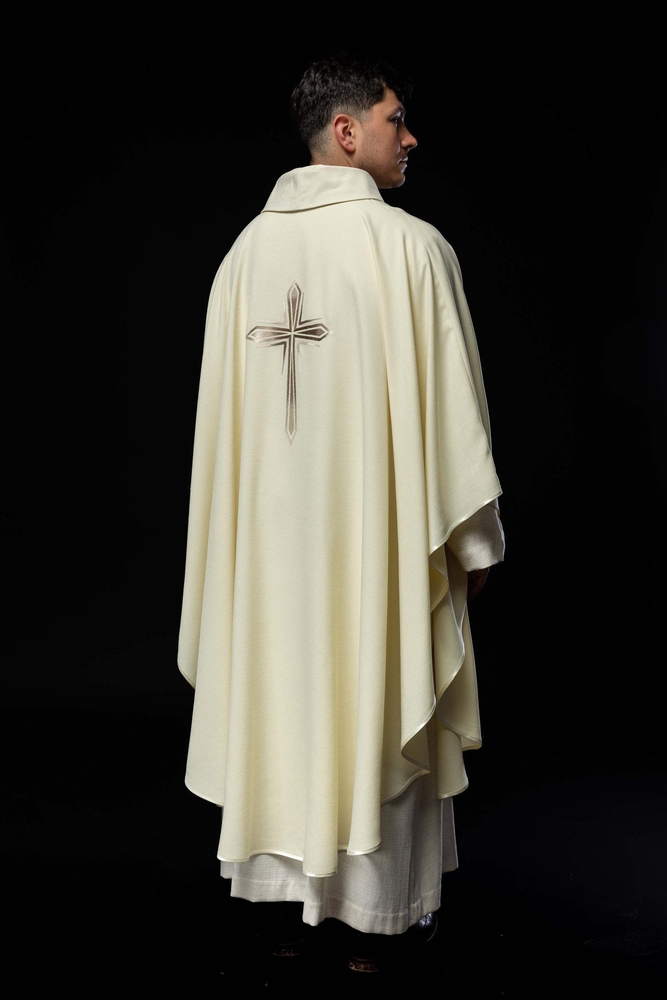 Chasuble brodée avec le motif de la Croix couleur écru HA7034 - 05 ECRU - CHASUBLES.FR