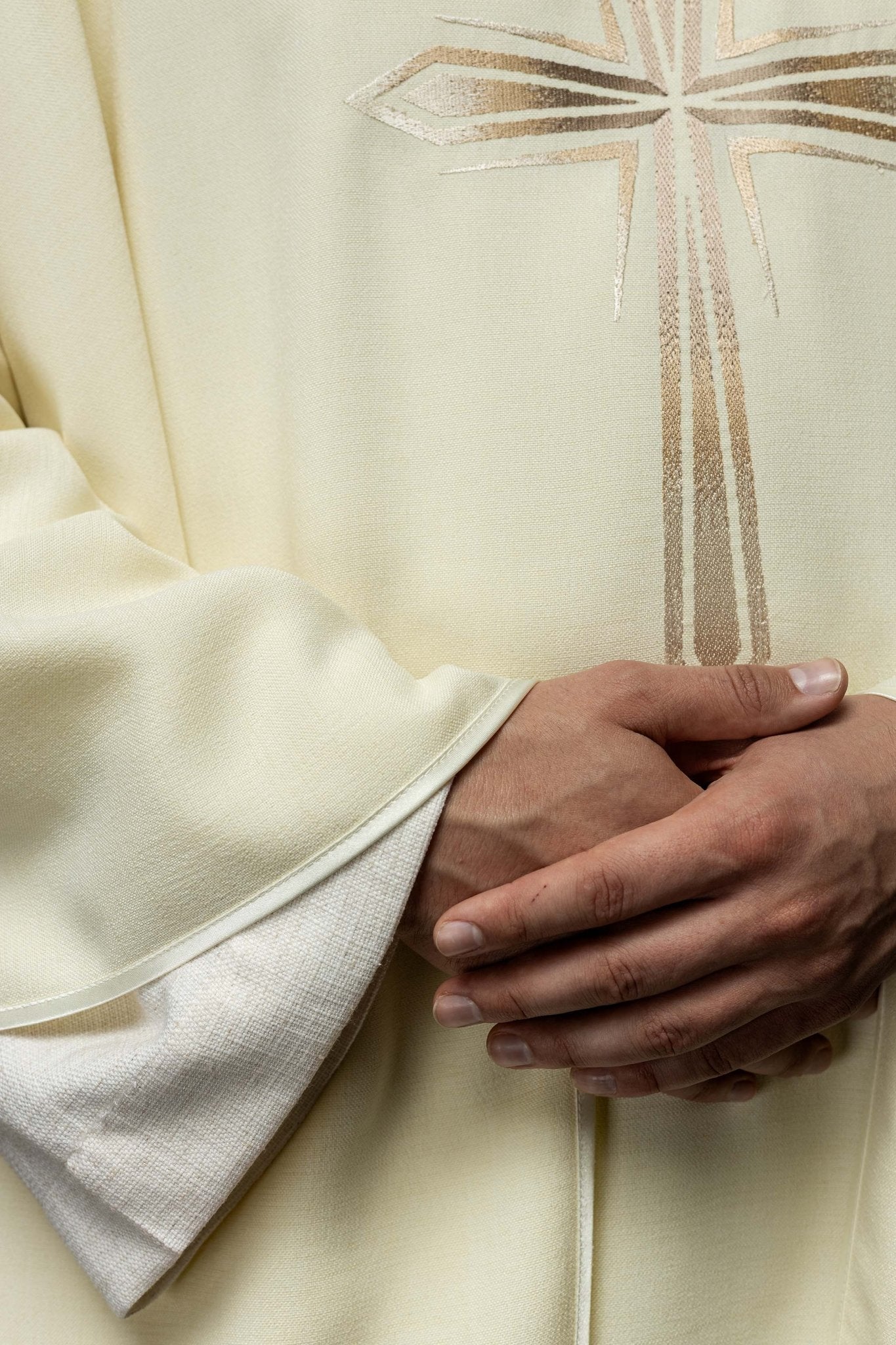 Chasuble brodée avec le motif de la Croix couleur écru HA7034 - 05 ECRU - CHASUBLES.FR