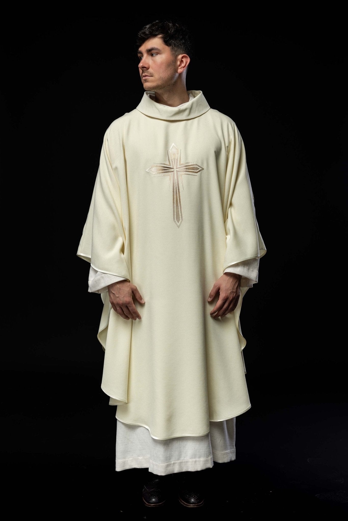 Chasuble brodée avec le motif de la Croix couleur écru HA7034 - 05 ECRU - CHASUBLES.FR