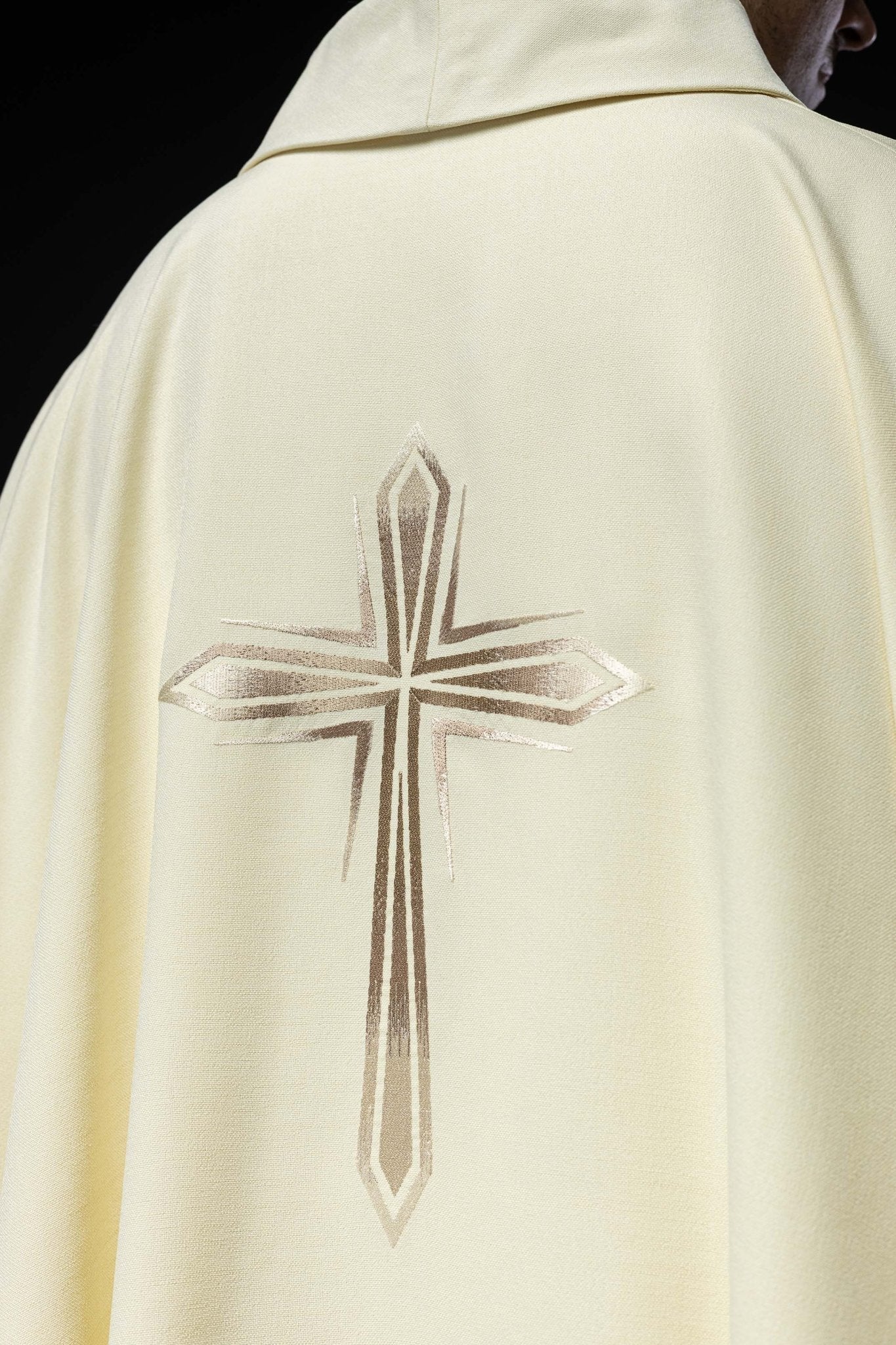 Chasuble brodée avec le motif de la Croix couleur écru HA7034 - 05 ECRU - CHASUBLES.FR