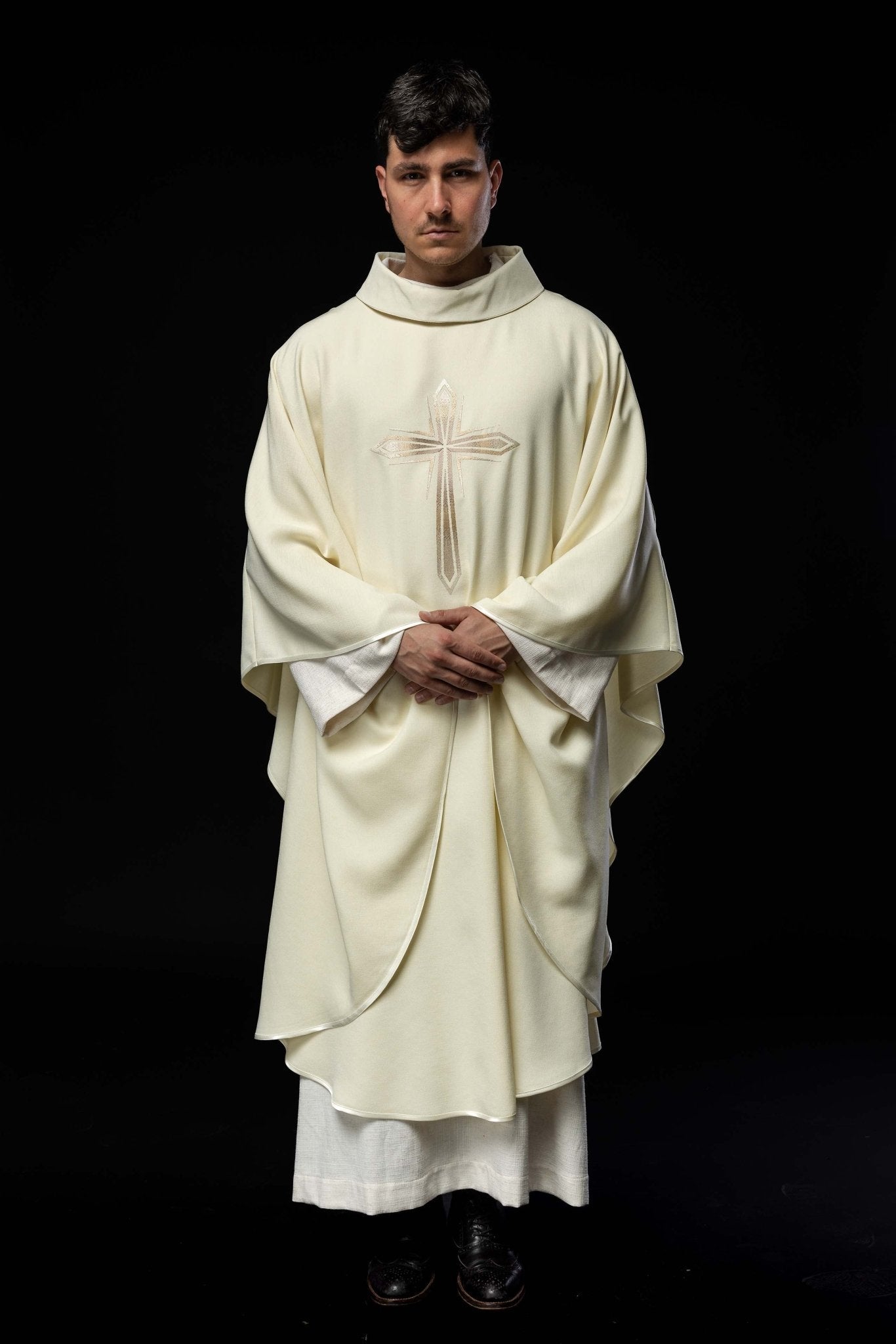 Chasuble brodée avec le motif de la Croix couleur écru HA7034 - 05 ECRU - CHASUBLES.FR