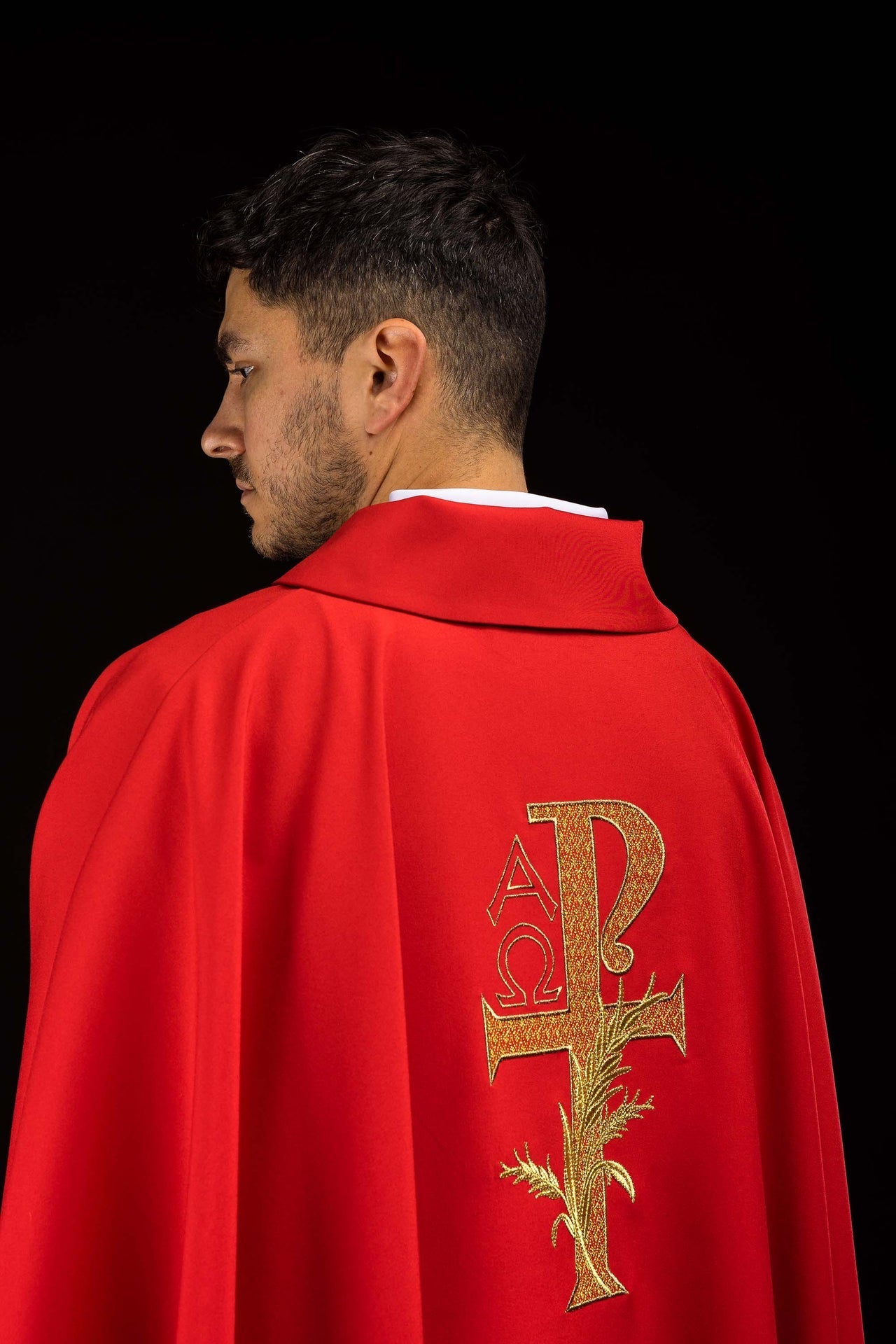 Chasuble brodée avec le symbole Alpha et Omega et large col rouge KOK/004/02/12/KARO - CHASUBLES.FR