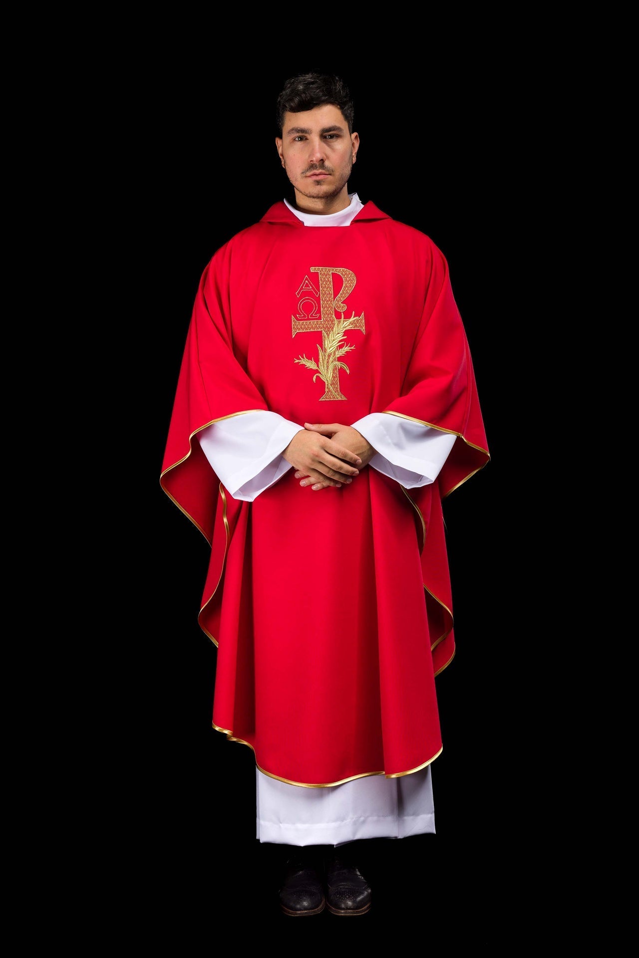 Chasuble brodée avec le symbole Alpha et Omega et large col rouge KOK/004/02/12/KARO - CHASUBLES.FR