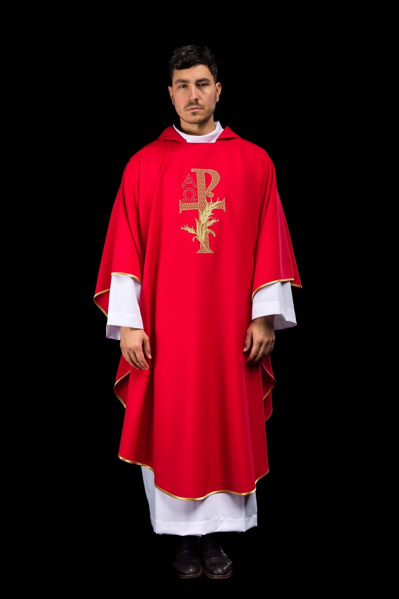 Chasuble brodée avec le symbole Alpha et Omega et large col rouge KOK/004/02/12/KARO - CHASUBLES.FR