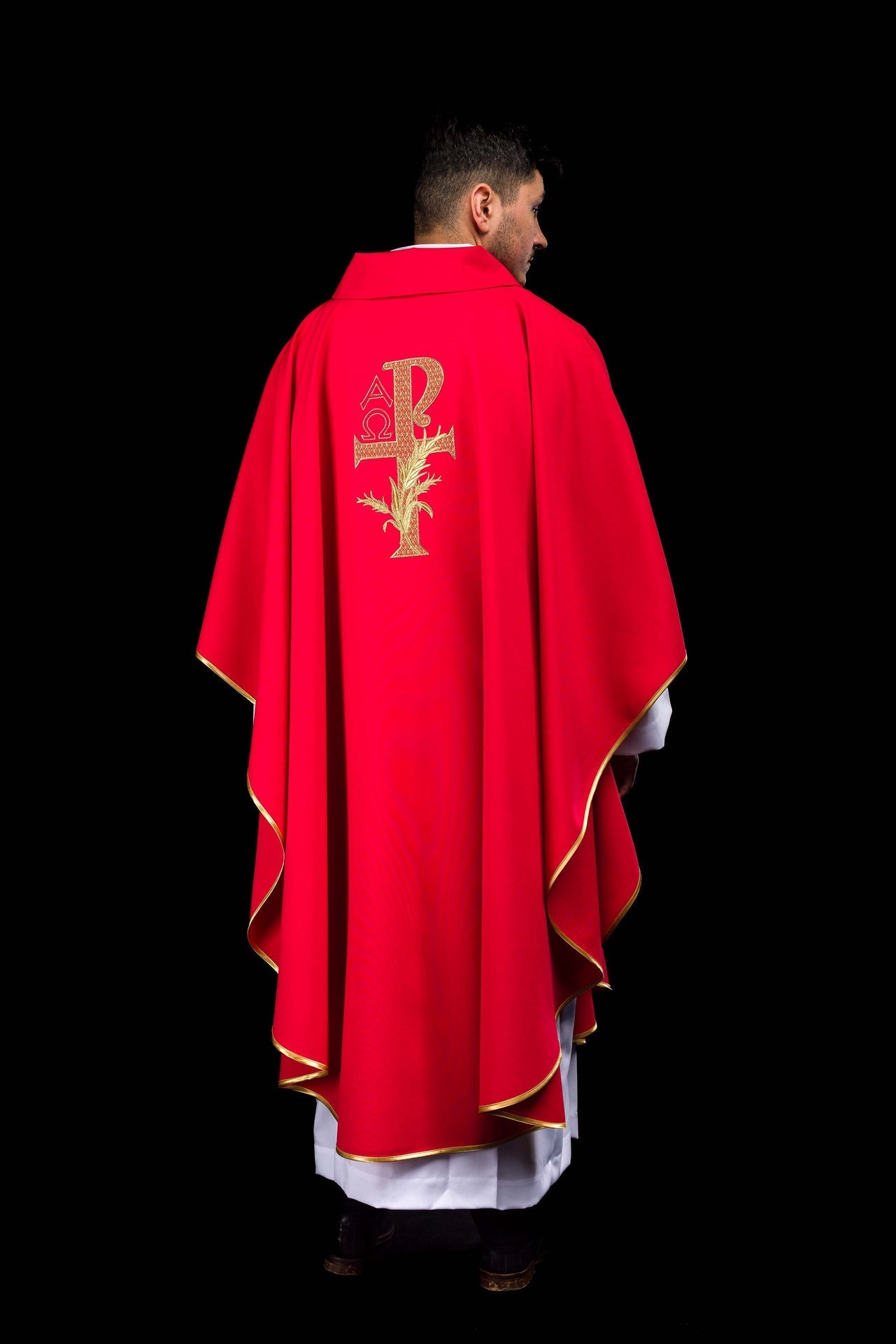 Chasuble brodée avec le symbole Alpha et Omega et large col rouge KOK/004/02/12/KARO - CHASUBLES.FR