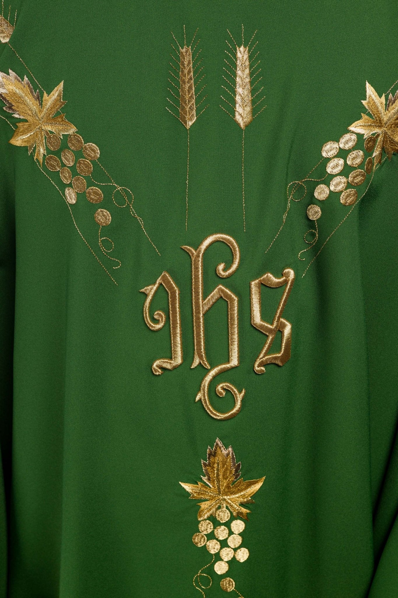 Chasuble brodée avec le symbole IHS raisin Vert KOR/057/01/01 ZIELONY - CHASUBLES.FR