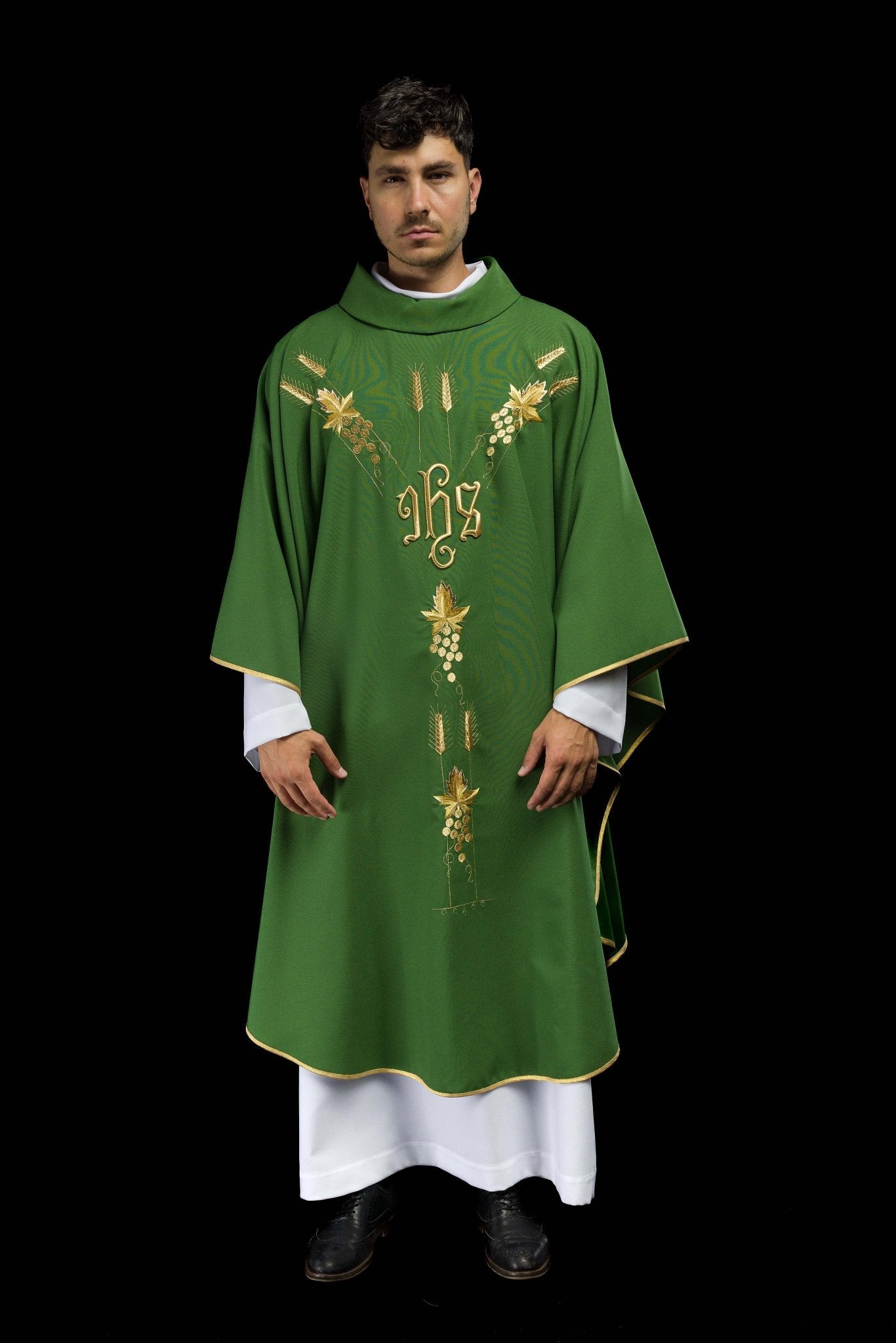 Chasuble brodée avec le symbole IHS raisin Vert KOR/057/01/01 ZIELONY - CHASUBLES.FR