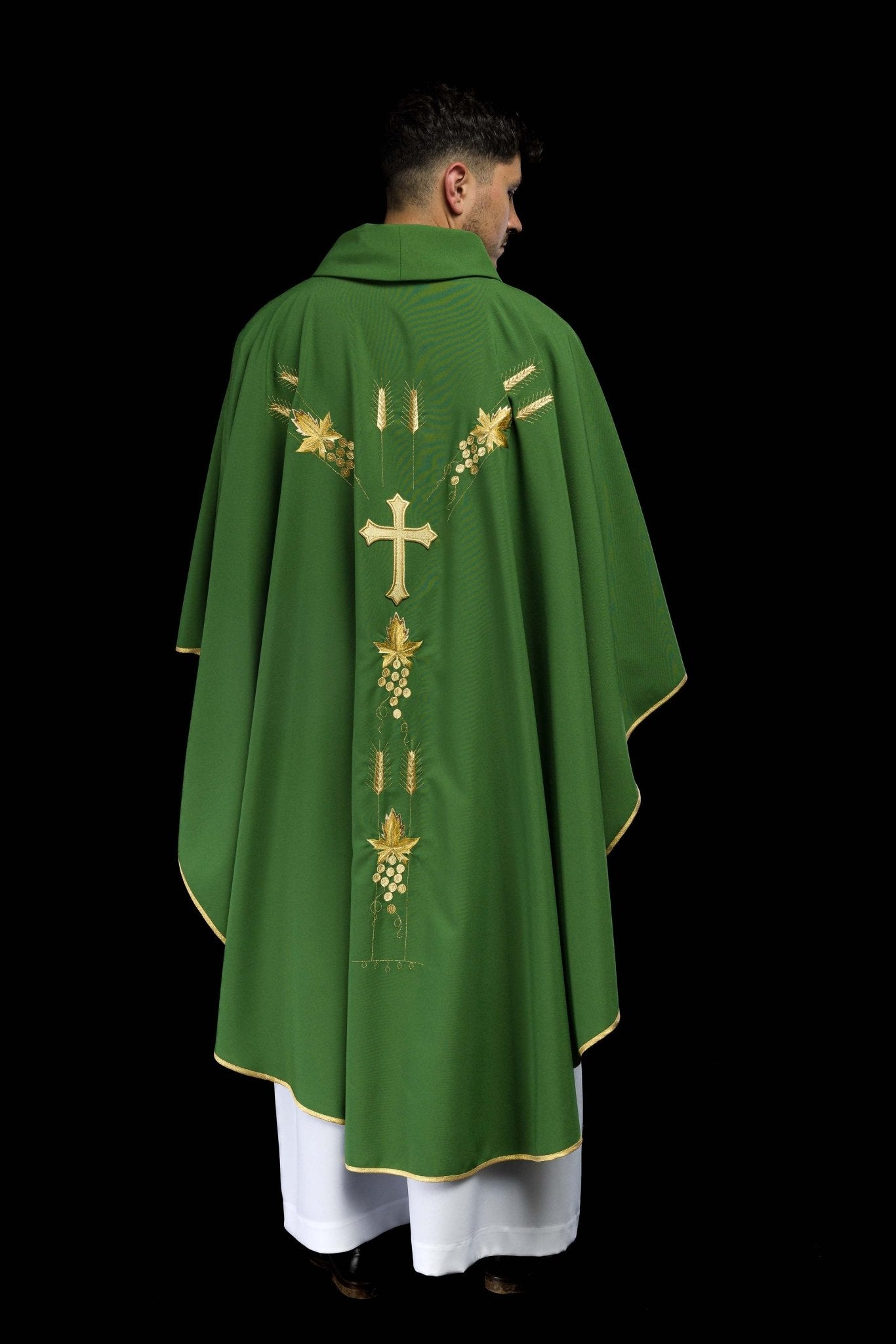 Chasuble brodée avec le symbole IHS raisin Vert KOR/057/01/01 ZIELONY - CHASUBLES.FR