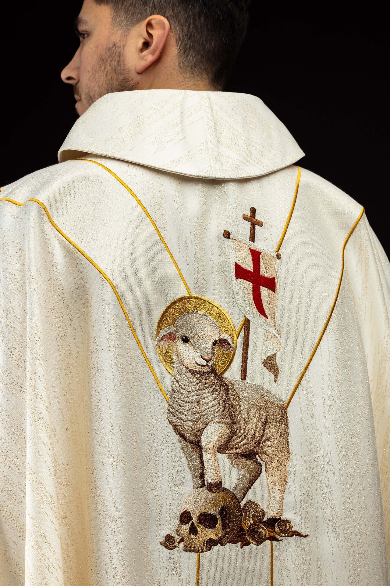 Chasuble brodée avec l’image de Jésus Ressuscité et de l’Agneau pascal KOW2/044/05/99 - CHASUBLES.FR