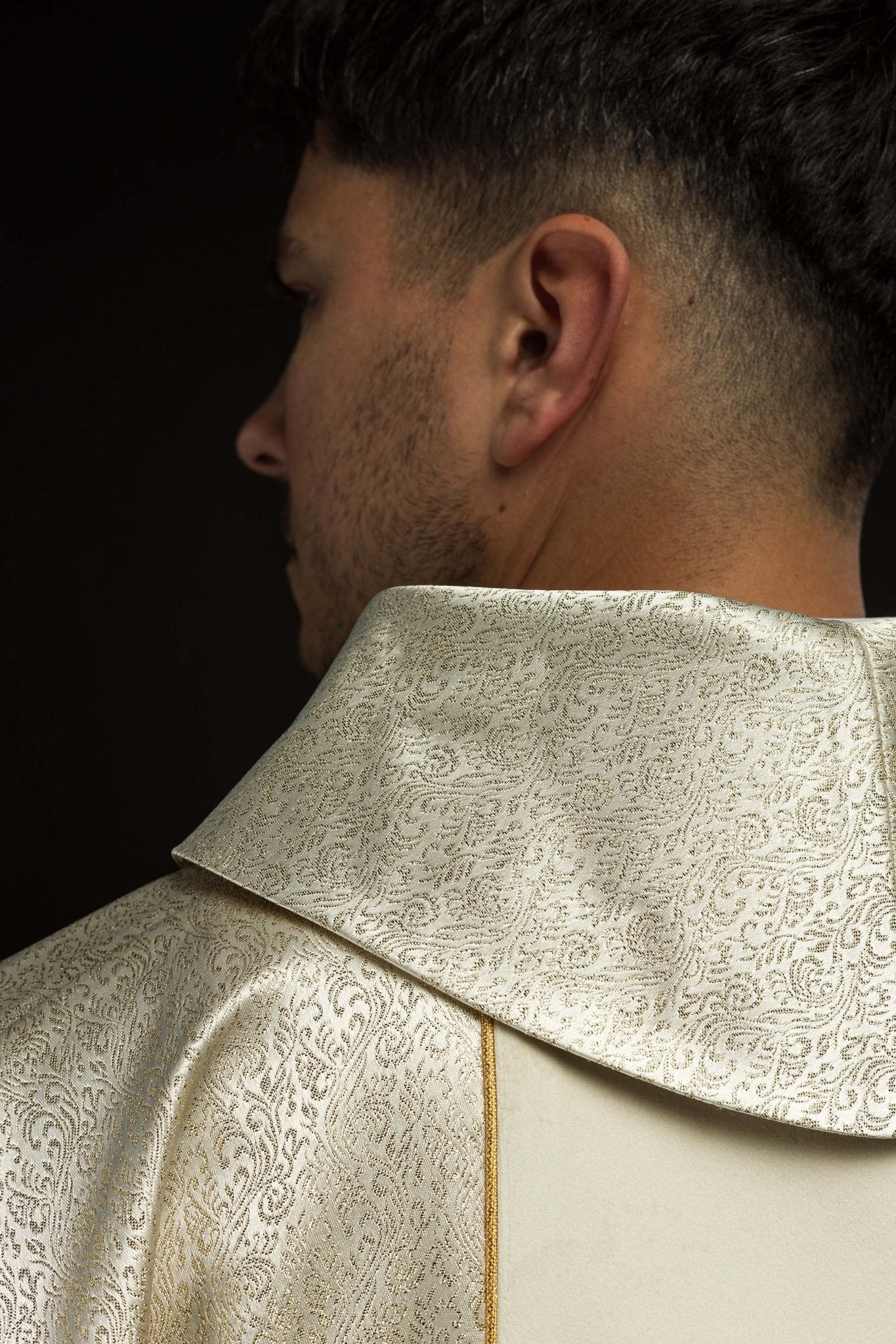 Chasuble brodée avec l'image de la Sainte Famille sur tissu doré KOR/291/05/74 ECRU - CHASUBLES.FR