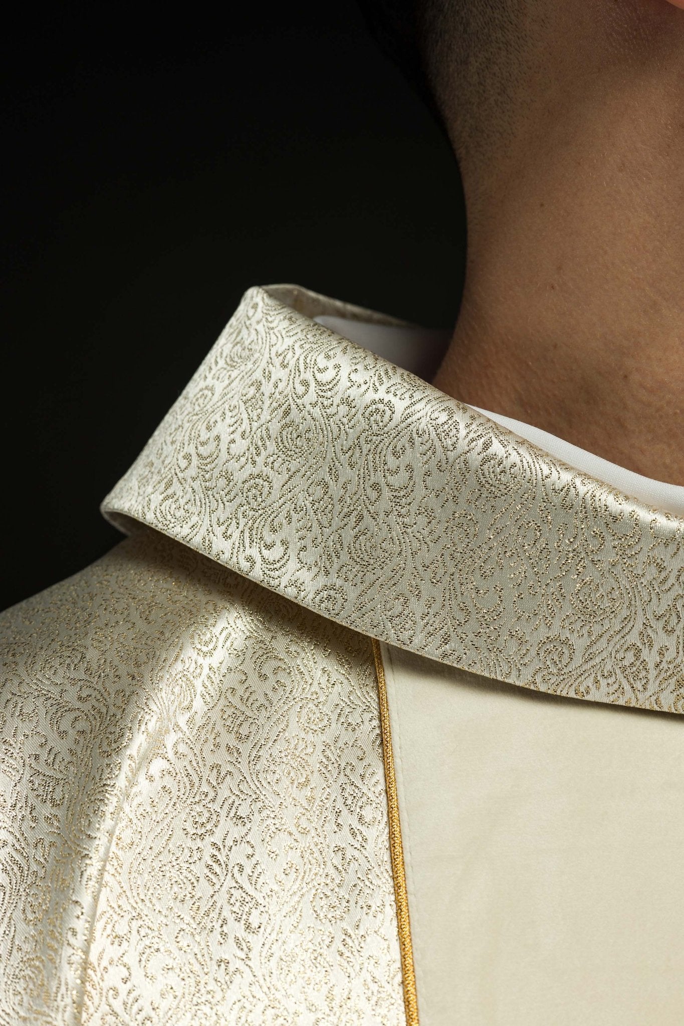 Chasuble brodée avec l'image de la Sainte Famille sur tissu doré KOR/291/05/74 ECRU - CHASUBLES.FR