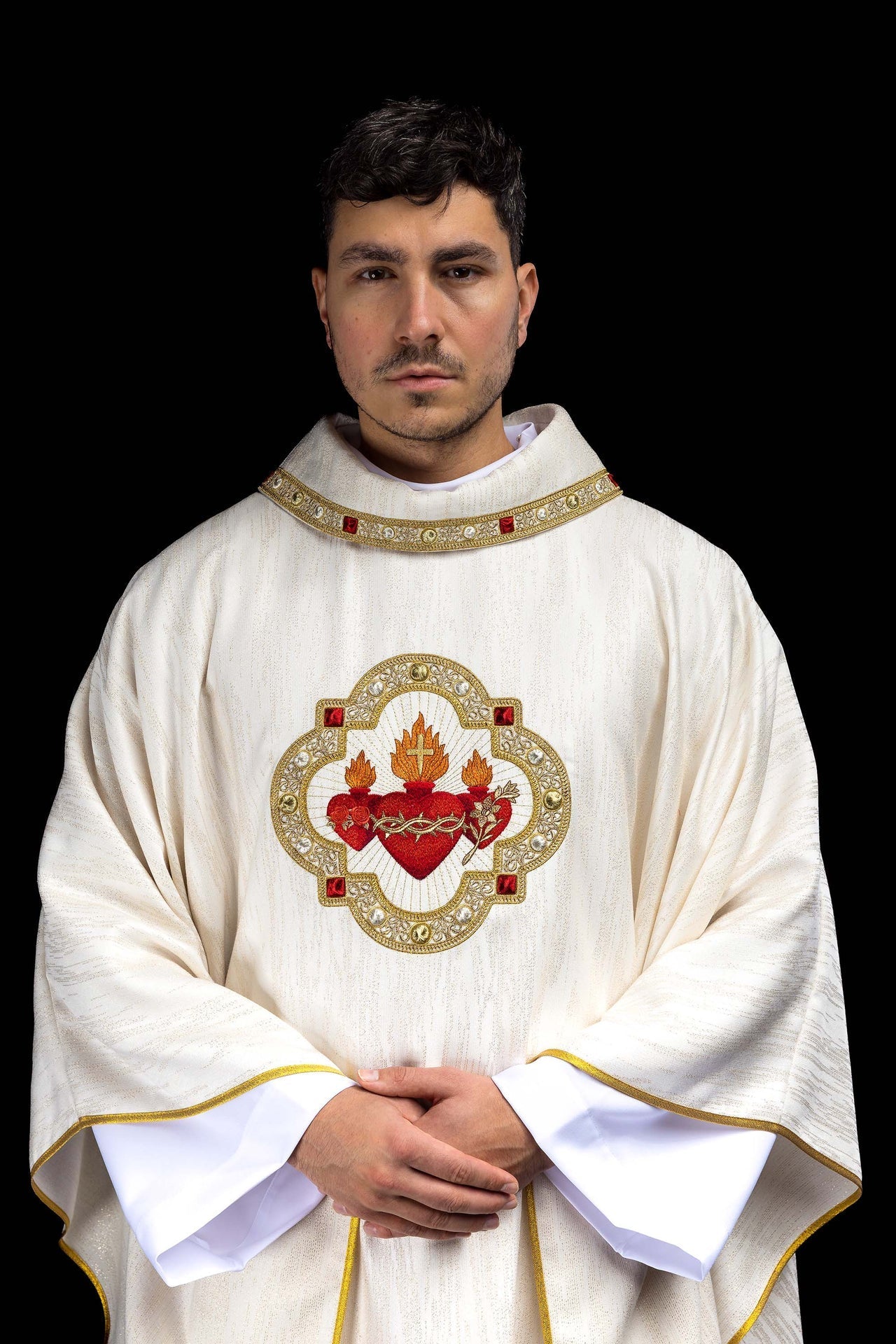 Chasuble brodée avec l’image des Trois Cœurs S-7077-05-99 - CHASUBLES.FR