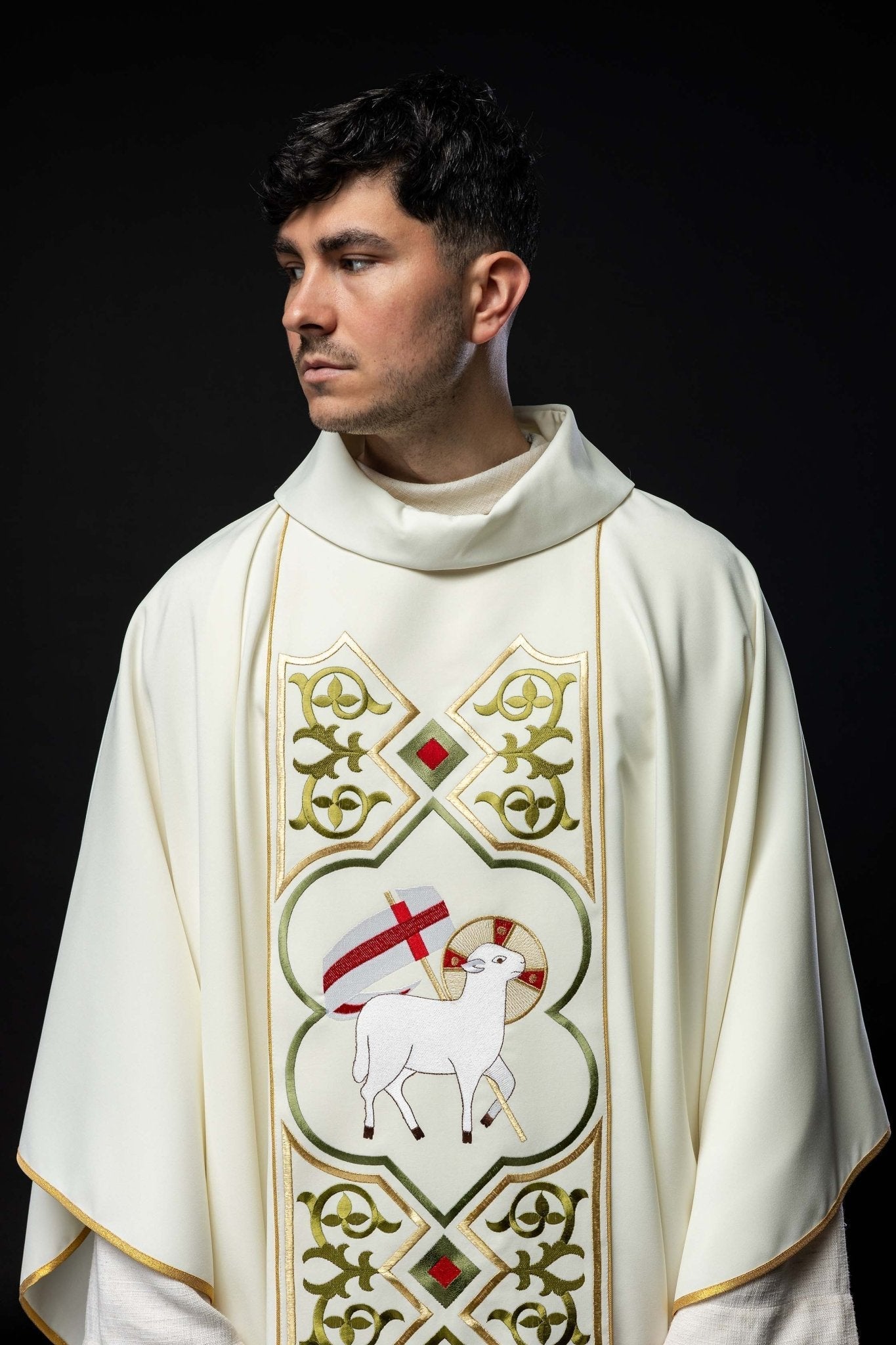 Chasuble brodée avec motif en peau d'agneau écru KOR/039/05/01 ECRU - CHASUBLES.FR
